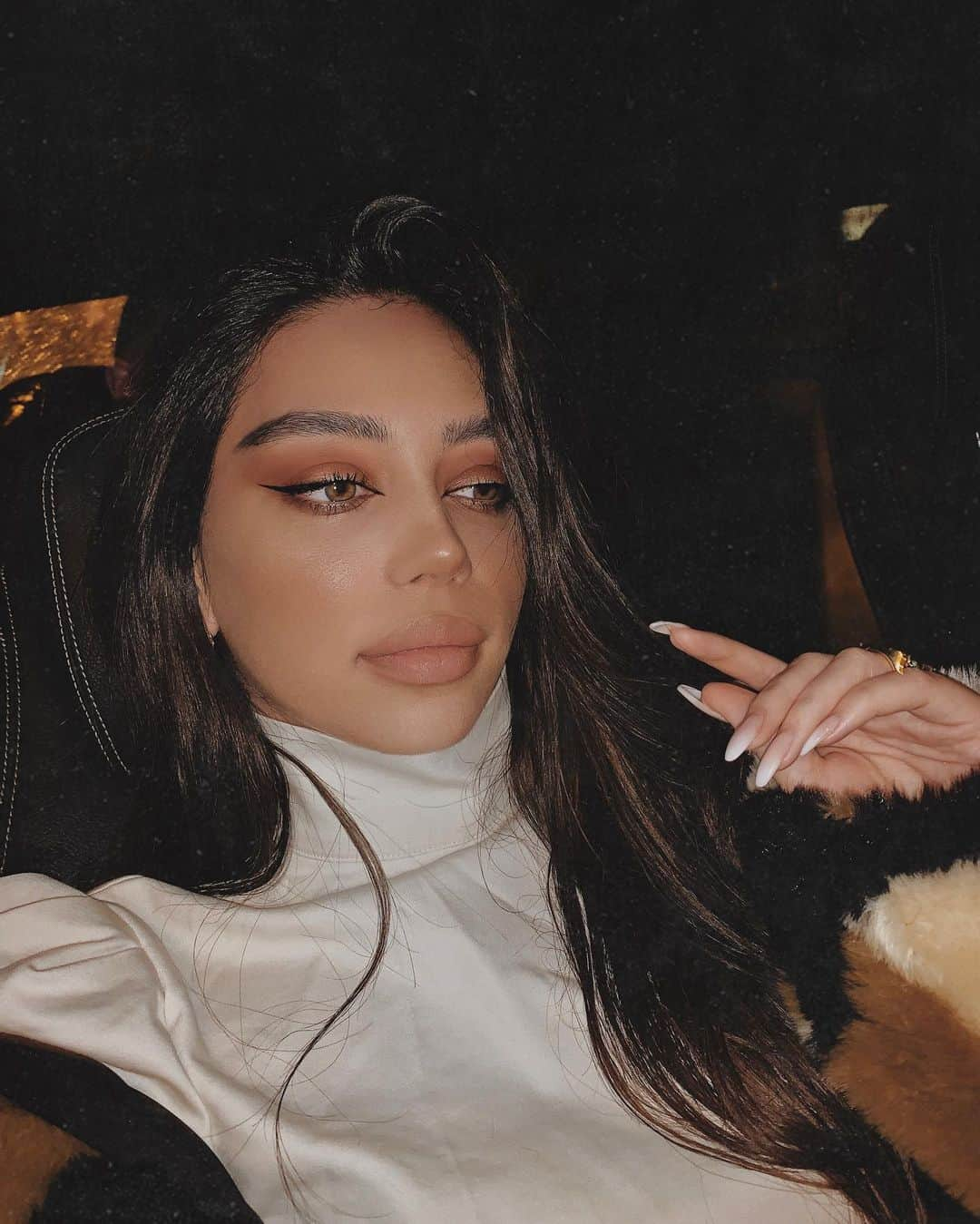 JANICE JOOSTEMAさんのインスタグラム写真 - (JANICE JOOSTEMAInstagram)「Curious what everyone does on the weekends, I want do different stuff. We always go to Hookah, eat a lot of food and go to the movies and drink a lot of wine. 😂 GLAM:  @kyliecosmetics Kyliner eyeliner  @diormakeup lip balm on top of eyeshadow as lipliner」1月12日 7時59分 - janicejoostemaa