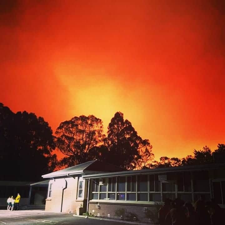 Angeline BLACKBURNのインスタグラム：「Mum called me as I had my first yearly comp  yesterday. Some of my family are safe out of Cann River. The rest are still cut off in town by fire threats. My heart hurts. It’s been an exhausting 2 weeks. I’d spent last week hauled up in an evacuation centre, on a school room mattress. I am obviously safe. But I fret for my family and home ¶ Early last week seemed normal. However, around 3 am, fires hit the town’s edge, trapping us in all directions. The sky deep red. The police briefed us on being shifted room-to-room. We only had 1 CFA truck & no Communication Control Centre. The fire burned pass the back of the Pub down to the Cann Valley. Phew! ¶ The days were slow. Cut off from everyone. No power. Limited communication. In the middle of the evac centre, I done an ab circuit. Cooped up, I decided to run reps on a dirt firetrail, watching the plumes ahead. I got red ticks in my head & some smoke inhalation. Not my greatest idea. I was elated when Mum found  greens to eat.¶ We were going to be evacuated out by the DELWP helicopter. I would stay, if needed. It was too traumatising for the kids to be split from Mum, so we decided leave together. The plane was cancelled due to smoke. Sigh. ¶ Eventually we were convoyed out on a lie, told that the next town had shelter. Trees burned around us. Dirt everywhere. We made it to Orbost. No beds & like distressed cattle we were shuttled onto Bairnsdale (maxed-out with fire refugees). We headed to Pete's in Morwell, having left family behind. Later I took the smoky Hume Highway back to Canberra. In total, I drove for over 15 hours from Cann. ¶ Fires are impacting everyone: it is non-discriminate. Everyone is equally suffering. From experience, the trauma from the separation of Aboriginal families & the displacement off country surrounding fire-affected communities is hitting hard. ¶ No, I didn’t burn the track up yesterday, but I am so grateful to not have been burnt alive. Thank you to the CFA, SES, police, firefighters & locals who kept me safe. Today is hopefully the start of better things to come for everyone 📸 Darren Detez / Pease Photography #bushfiresaustralia #bushfires #fire #victoria #prayforaustralia #strength」