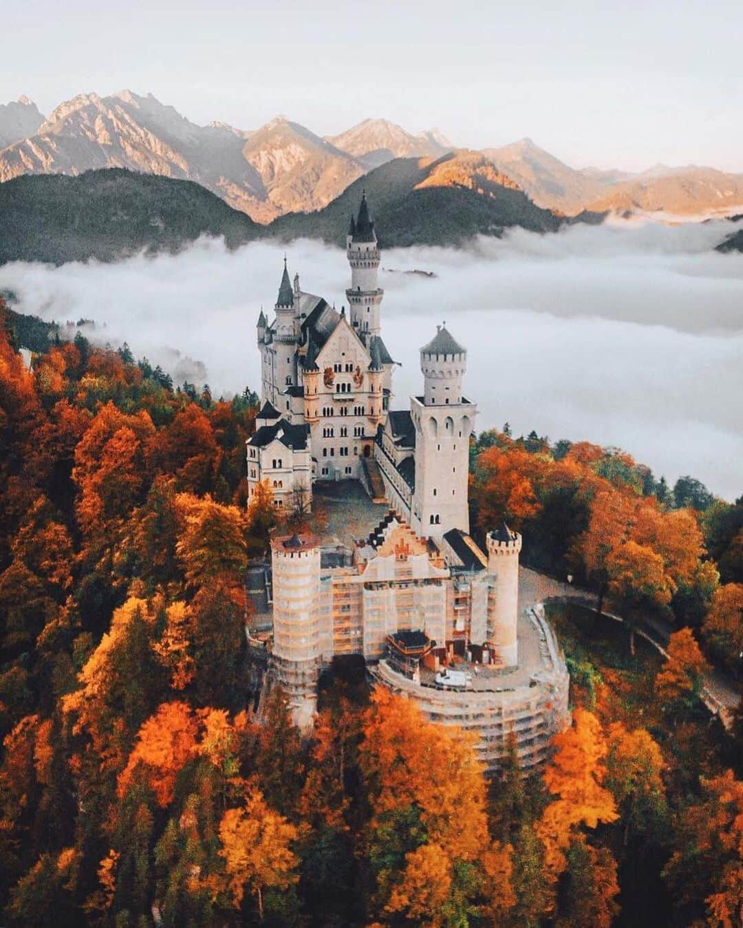 Earth Picsさんのインスタグラム写真 - (Earth PicsInstagram)「Neuschwanstein Castle in Germany By: @jamesrelfdyer」1月12日 8時06分 - earthpix