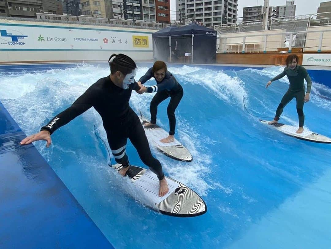 樽美酒研二さんのインスタグラム写真 - (樽美酒研二Instagram)「サーフィンデート🏄‍♀️🏄‍♂️ #ハゲが白塗りを抹殺する様子 #確信犯笑 #おはようございます🙋‍♂️」1月12日 8時12分 - ketsu.no.kamisama