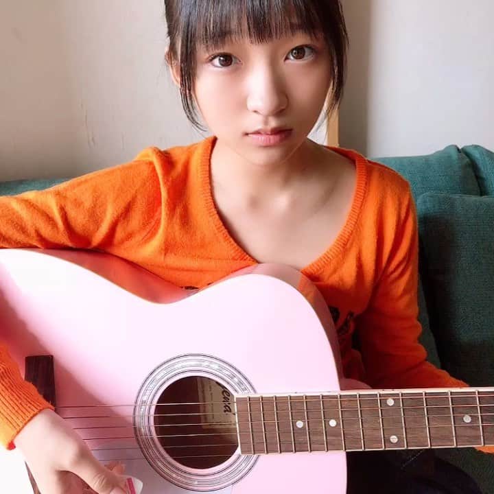 のインスタグラム：「ギターの練習を始めると甘えてくる可愛い子🐈❤️ 曲の続きはTwitterで🎸 twitter.com/maeno_ema  #森高千里 #ララサンシャイン  #ギター #ギター弾き語り #ギター初心者 #ギター練習 #ギター女子 #アコギ #アコギ女子 #アコギ弾き語り #猫 #猫のいる暮らし #ねこすたぐらむ #朝活 #朝の練習 #ギター好きな人と繋がりたい  #前野えま  #moritaka #moritakachisato  #guitar #beginner #guitarcover #guitarstagram #acousticguitar #acoustic #pink #ilovemusic  #catstagram #cat #catstagram_japan」