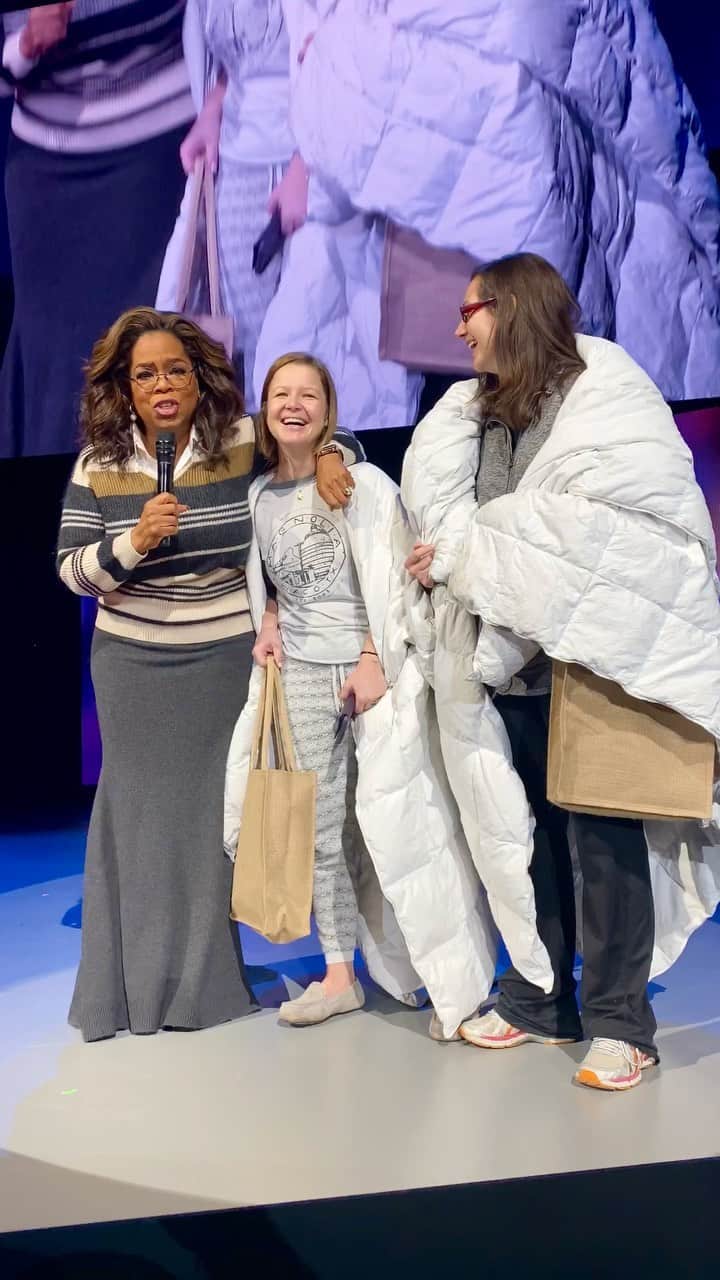 オプラ・ウィンフリーのインスタグラム：「Minnesota: You gave me Mary Tyler Moore, the @kwepack, and the COLD! But the temperature didn’t stop us from having a sold out crowd. Thank you to your city and Tina Fey for a soul warming day—and to Emily and Kendra for not letting anything stop you from coming. Now, gooooooo Minnesota @vikings! @ww.now」
