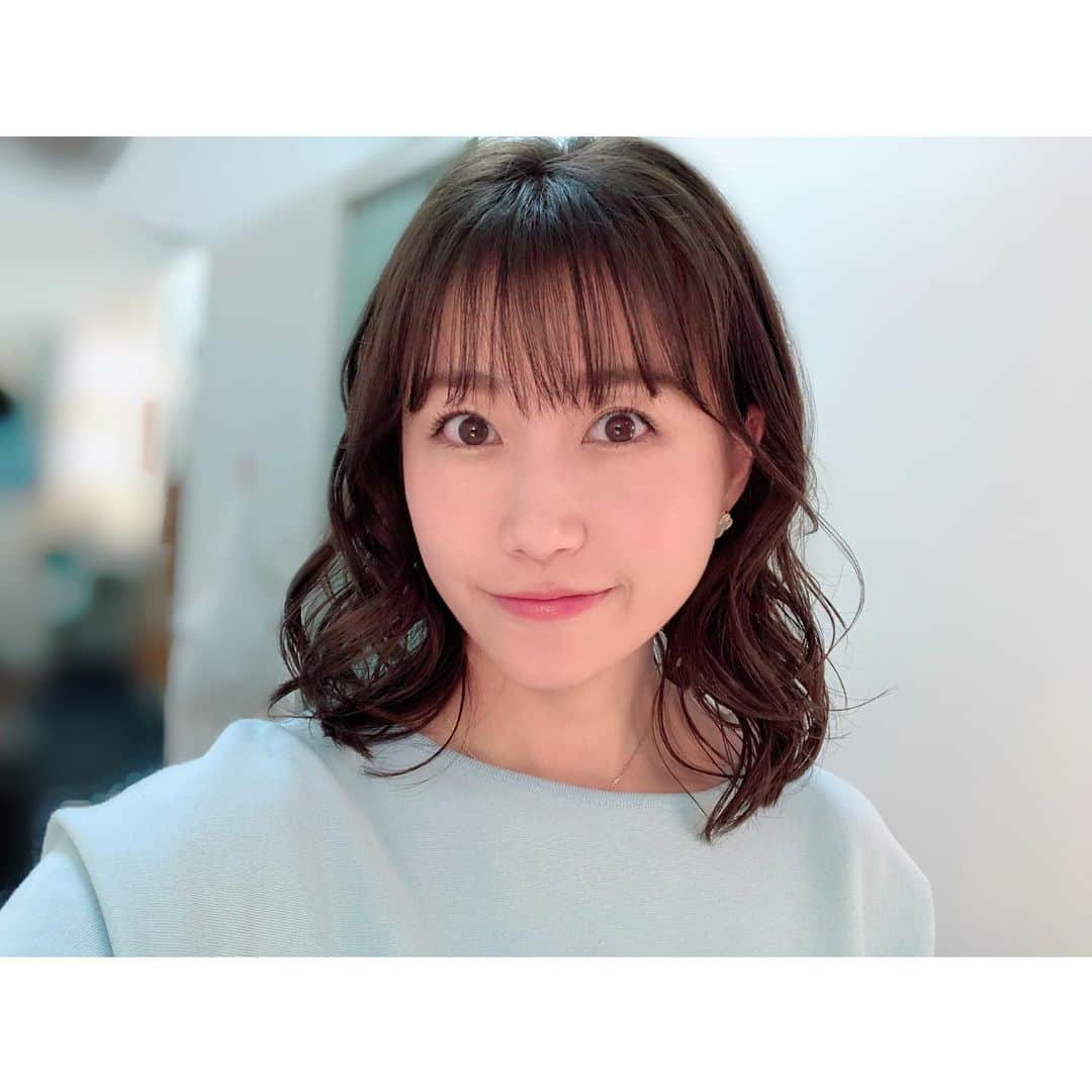 津田麻莉奈さんのインスタグラム写真 - (津田麻莉奈Instagram)「#おはよーちゃん 昨日のヘアメイク💄✨ 髪はふわふわ巻いてもらいました。 メイクはアイメイクしっかり、リップはナチュラルに。 今日も17時から生放送🙌 是非ご覧下さいねーーー🥰 ⁑ 衣装👉 @brahmin_fsf  アクセサリーは私物。 ⁑ ⁑ #jravan #グリーンチャンネル #メイク #ヘアメイク　 #美容　 #競馬  #衣装 #コーデ #ootd #outfitoftheday  #coordinate  #makeup  #まりなる #津田麻莉奈」1月12日 8時37分 - tsudamarinal