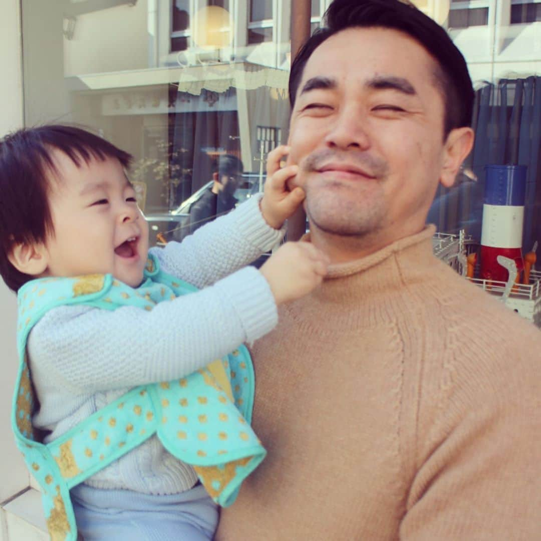 小川ひとみさんのインスタグラム写真 - (小川ひとみInstagram)「１歳のお誕生日おめでとう🥰🎂🎊🎉 丸３日かかったお産で、 もう無理…と諦めかけた 最後のふんばりで出てきてくれたBig baby💝 この１年間息子からもらった笑顔、幸せ、愛情は 今までの人生で想像を遥かに超えるほど尊いもの🥰 毎日寝不足で💤 憧れていた綺麗なママからは 程遠すぎるほど毎日ボロボロで… Fashionや美容からも遠のいてしまって… どこからまた頑張ればいいのかさえ分からないけれど😂✨ こうやって写真に残す時だけでも… 可愛いママになりたい🥳❣️ 出産の時は 家族に心配も迷惑もかけたくないと… 陣痛が４分間隔で来ている中 一人でタクシーに乗って病院に向かった😌 陣痛が止む合間に一人で入院の手続きをして… 今思うと 痛みにも精神的にもとても強くなっていた私がいました^ - ^  息子とのかけがえのない時間と同じくらい、 後悔したくない大切にしたい時間が神戸にあったので、 出産して１か月が経った日に東京へ戻りましたが、 息子は私の月に２回もの神戸への行き来に付き合ってくれました😌  睡眠不足の中の移動は… 着陸してから🛬 救急のお部屋で倒れ込んで寝かせてもらったこともあり… 身体が全く動かなくなる程首から背中を痛めた事も… 身体の不調は実は数え切れないほどありましたが、 それでも頑張れたのは息子の存在が私をとても強くしてくれたのだと思います💪  息子が１歳を迎えた事、私が母として１年間過ごした事、 両方とも溢れんばかりの気持ちや想いがありますが、 可愛い可愛い息子に沢山のありがとうと愛してるを伝えたい❤️ 貴方がいなかったら、この一年はとてもじゃないけど幸せになれなかった✨✨ どんな事も息子の笑顔のおかげで 幸せにかわることが出来たよ💓  貴方のために正しい道しるべとなれるよう、 楽しく優しいママになるからね🥳🌈✨ そして数年前の私にとって、我が子がじゅんちゃんという人を知らずに育つなんて想像もしていなかった🌈じゅんこおばちゃんがどんな素晴らしい人で私がどれだけお姉ちゃんを大好きか、沢山の思い出と写真で息子にずっと伝えていきたいと思います❤️ 昨日がお誕生日でしたが、 文章を書いていると長くなり… 息子の事だけにフォーカスして文章を書いているつもりが じゅんちゃんの事で胸がいっぱいになり… ありのままでいいや😌と 今日になりました❣️ 今日はじゅんちゃんの魂をお見送りする日🌈 行ってきます✨✨✨ #thankyou♡」1月12日 8時50分 - hitomy220