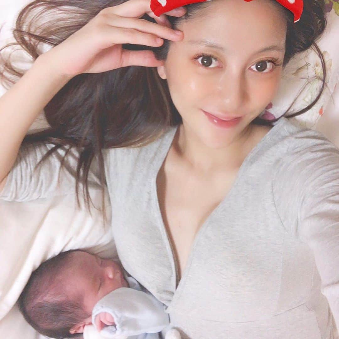 小川ひとみさんのインスタグラム写真 - (小川ひとみInstagram)「１歳のお誕生日おめでとう🥰🎂🎊🎉 丸３日かかったお産で、 もう無理…と諦めかけた 最後のふんばりで出てきてくれたBig baby💝 この１年間息子からもらった笑顔、幸せ、愛情は 今までの人生で想像を遥かに超えるほど尊いもの🥰 毎日寝不足で💤 憧れていた綺麗なママからは 程遠すぎるほど毎日ボロボロで… Fashionや美容からも遠のいてしまって… どこからまた頑張ればいいのかさえ分からないけれど😂✨ こうやって写真に残す時だけでも… 可愛いママになりたい🥳❣️ 出産の時は 家族に心配も迷惑もかけたくないと… 陣痛が４分間隔で来ている中 一人でタクシーに乗って病院に向かった😌 陣痛が止む合間に一人で入院の手続きをして… 今思うと 痛みにも精神的にもとても強くなっていた私がいました^ - ^  息子とのかけがえのない時間と同じくらい、 後悔したくない大切にしたい時間が神戸にあったので、 出産して１か月が経った日に東京へ戻りましたが、 息子は私の月に２回もの神戸への行き来に付き合ってくれました😌  睡眠不足の中の移動は… 着陸してから🛬 救急のお部屋で倒れ込んで寝かせてもらったこともあり… 身体が全く動かなくなる程首から背中を痛めた事も… 身体の不調は実は数え切れないほどありましたが、 それでも頑張れたのは息子の存在が私をとても強くしてくれたのだと思います💪  息子が１歳を迎えた事、私が母として１年間過ごした事、 両方とも溢れんばかりの気持ちや想いがありますが、 可愛い可愛い息子に沢山のありがとうと愛してるを伝えたい❤️ 貴方がいなかったら、この一年はとてもじゃないけど幸せになれなかった✨✨ どんな事も息子の笑顔のおかげで 幸せにかわることが出来たよ💓  貴方のために正しい道しるべとなれるよう、 楽しく優しいママになるからね🥳🌈✨ そして数年前の私にとって、我が子がじゅんちゃんという人を知らずに育つなんて想像もしていなかった🌈じゅんこおばちゃんがどんな素晴らしい人で私がどれだけお姉ちゃんを大好きか、沢山の思い出と写真で息子にずっと伝えていきたいと思います❤️ 昨日がお誕生日でしたが、 文章を書いていると長くなり… 息子の事だけにフォーカスして文章を書いているつもりが じゅんちゃんの事で胸がいっぱいになり… ありのままでいいや😌と 今日になりました❣️ 今日はじゅんちゃんの魂をお見送りする日🌈 行ってきます✨✨✨ #thankyou♡」1月12日 8時50分 - hitomy220