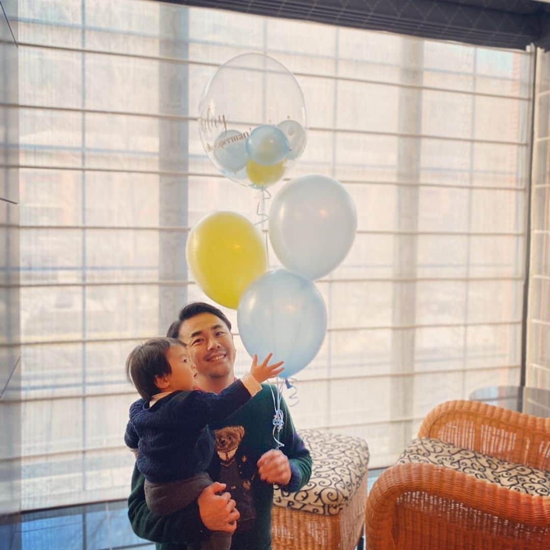 小川ひとみさんのインスタグラム写真 - (小川ひとみInstagram)「１歳のお誕生日おめでとう🥰🎂🎊🎉 丸３日かかったお産で、 もう無理…と諦めかけた 最後のふんばりで出てきてくれたBig baby💝 この１年間息子からもらった笑顔、幸せ、愛情は 今までの人生で想像を遥かに超えるほど尊いもの🥰 毎日寝不足で💤 憧れていた綺麗なママからは 程遠すぎるほど毎日ボロボロで… Fashionや美容からも遠のいてしまって… どこからまた頑張ればいいのかさえ分からないけれど😂✨ こうやって写真に残す時だけでも… 可愛いママになりたい🥳❣️ 出産の時は 家族に心配も迷惑もかけたくないと… 陣痛が４分間隔で来ている中 一人でタクシーに乗って病院に向かった😌 陣痛が止む合間に一人で入院の手続きをして… 今思うと 痛みにも精神的にもとても強くなっていた私がいました^ - ^  息子とのかけがえのない時間と同じくらい、 後悔したくない大切にしたい時間が神戸にあったので、 出産して１か月が経った日に東京へ戻りましたが、 息子は私の月に２回もの神戸への行き来に付き合ってくれました😌  睡眠不足の中の移動は… 着陸してから🛬 救急のお部屋で倒れ込んで寝かせてもらったこともあり… 身体が全く動かなくなる程首から背中を痛めた事も… 身体の不調は実は数え切れないほどありましたが、 それでも頑張れたのは息子の存在が私をとても強くしてくれたのだと思います💪  息子が１歳を迎えた事、私が母として１年間過ごした事、 両方とも溢れんばかりの気持ちや想いがありますが、 可愛い可愛い息子に沢山のありがとうと愛してるを伝えたい❤️ 貴方がいなかったら、この一年はとてもじゃないけど幸せになれなかった✨✨ どんな事も息子の笑顔のおかげで 幸せにかわることが出来たよ💓  貴方のために正しい道しるべとなれるよう、 楽しく優しいママになるからね🥳🌈✨ そして数年前の私にとって、我が子がじゅんちゃんという人を知らずに育つなんて想像もしていなかった🌈じゅんこおばちゃんがどんな素晴らしい人で私がどれだけお姉ちゃんを大好きか、沢山の思い出と写真で息子にずっと伝えていきたいと思います❤️ 昨日がお誕生日でしたが、 文章を書いていると長くなり… 息子の事だけにフォーカスして文章を書いているつもりが じゅんちゃんの事で胸がいっぱいになり… ありのままでいいや😌と 今日になりました❣️ 今日はじゅんちゃんの魂をお見送りする日🌈 行ってきます✨✨✨ #thankyou♡」1月12日 8時50分 - hitomy220