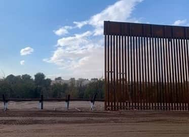 ドナルド・トランプさんのインスタグラム写真 - (ドナルド・トランプInstagram)「The powerful Trump Wall is replacing porous, useless and ineffective barriers in the high traffic areas requested by Border Patrol. Illegal crossing are dropping as more and more Wall is being completed! #BuildingTheWall」1月12日 8時50分 - realdonaldtrump