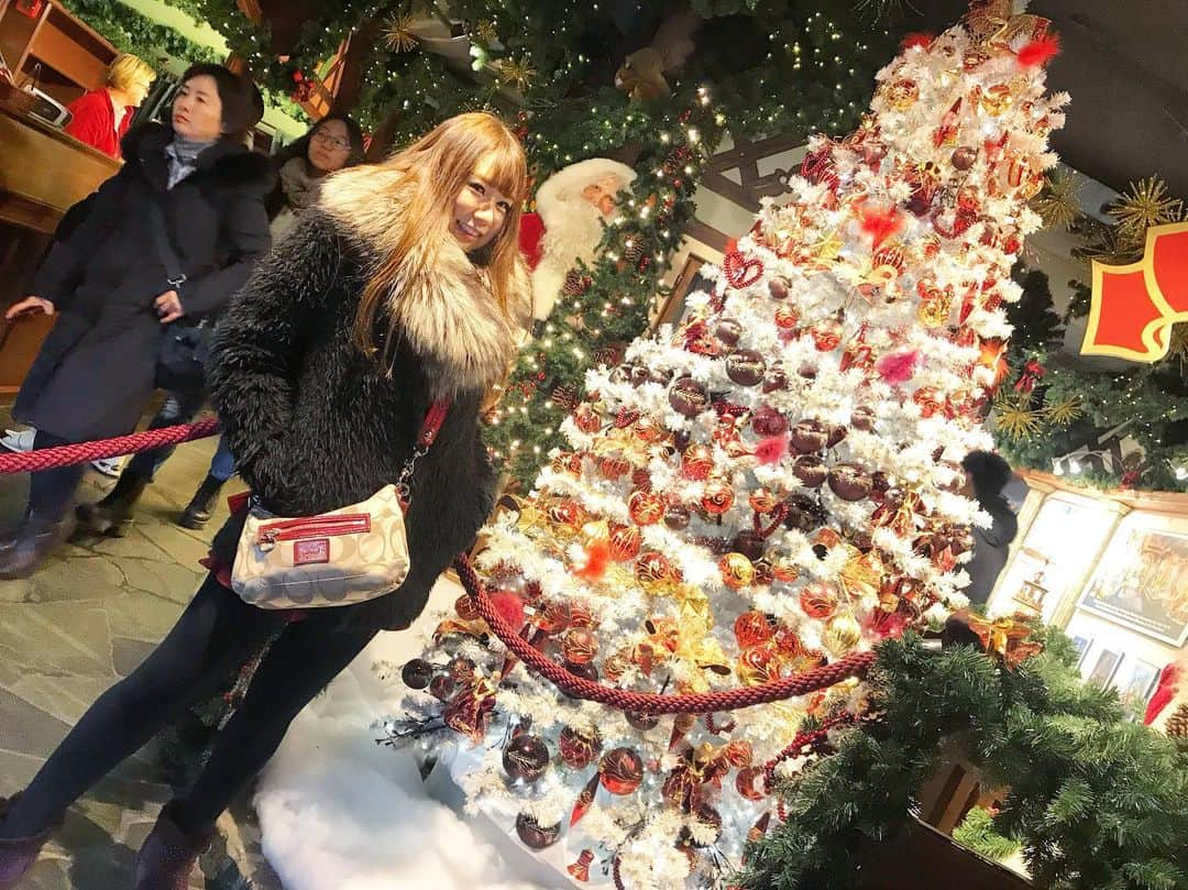 一木みおさんのインスタグラム写真 - (一木みおInstagram)「こちら、とーーーっても可愛いの！ 店内がクリスマス🎄🎅 ずっと居てしまいたくなるステキなステキなお店でした😊  #käthewohlfahrt #ケーテウォルファルト  #ドイツ #ドイツ旅行 #ローテンブルク #visit #旅行 #christmas #rothenburg #germany #enjoy #trip #photography #shop #travelgram #instagood #photooftheday #coodinate #instatravel #베트남 #fashion #stw #먹스타그램 #여행 #여행스타그램 #점심 #防寒コーデ #tas #model #ミオチキのイチニチ」1月12日 8時54分 - mioichiki30