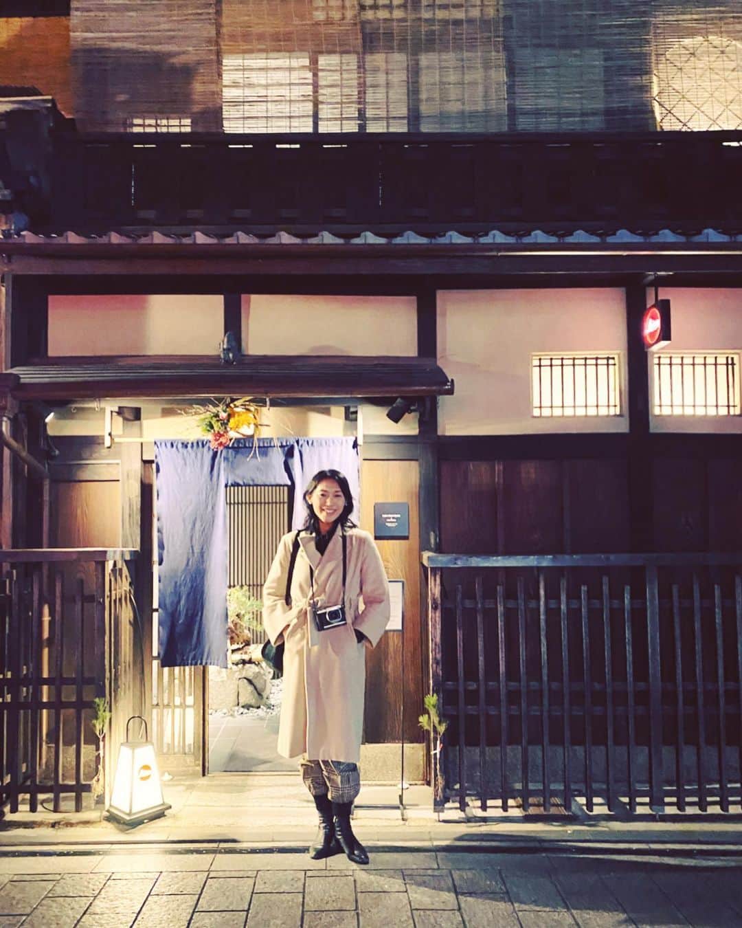 大島央照さんのインスタグラム写真 - (大島央照Instagram)「おはようございます。﻿ 昨夜は京都祇園のライカギャラリー、ソール・ライターの写真展レセプションへ。被写体との関係性が気になる写真だったり、小さなプリントの世界に魅了されました！カラープリントの色彩もすごく好きな感じで素敵でした。﻿ お久しぶりな方達、新たな出会いも嬉しく楽しい一時でした。そして20年以上ぶりに母校である京都芸短の先生に偶然会えて、びっくり！入学時の面接官のお一人でもあったことも思い出して、月日が経ってますが、すぐに気がつきました。現在も造形大の先生をやられてるみたいで、これもまた嬉しかったです✨大学周りの皆さん、よろしく言われてましたー笑。 今日につながるご縁に心から感謝🙏😊﻿ ﻿ ﻿ #leica #ライカ #ライカギャラリー #camera #カメラ #写真　 #kyoto #京都　#kyotoleica #ソールライター #SaulLeiter #写真展 #久しぶりにお出かけ #京都芸術短期大学　#京都造形芸術大学 #photography  #photographer #photo #exhibition #thanks」1月12日 8時56分 - chiakioshima