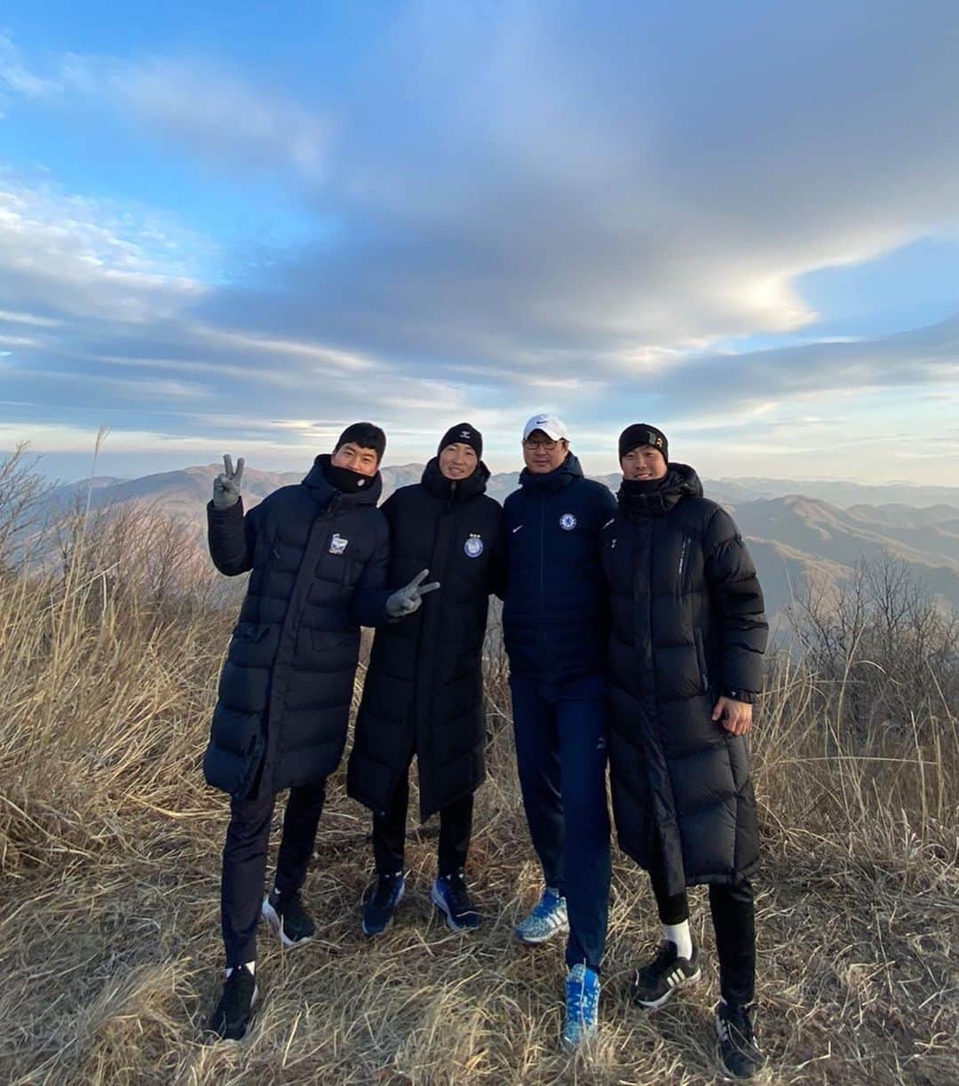 キム・ヒョヌンさんのインスタグラム写真 - (キム・ヒョヌンInstagram)「주말도 안쉬고 새벽부터 등산 올해 경주시민 축구단 기대된다 #경주시민축구단#경주#k3#등산#공익#군인#사회복무요원#일년남았다#힘내자#소집해제#언제올까」1月12日 8時58分 - hun__20
