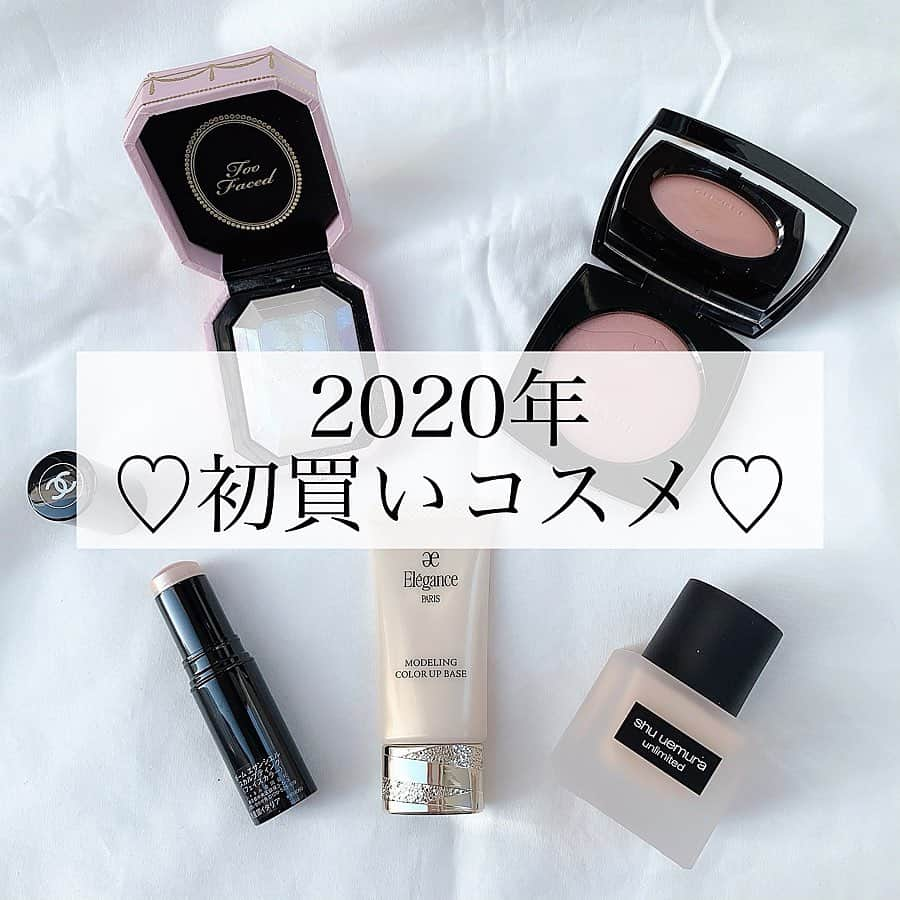 ささき ともみのインスタグラム：「・ 2020年初買いコスメ💄 ・ 少し遅くなってしまいましたが、 明けましておめでとうございます🙇‍♀️ ・ ブログで少しだけ紹介していた 初買いコスメの詳細です💗 ・ 写真左上から時計回りに ▶︎TOO FACED (トゥーフェイスド) #ダイヤモンドライトマルチユースハイライター ・ …パッケージの可愛さと偏光パールの綺麗さに惹かれて購入💕取扱店舗が少ないので楽天で購入しました🥺 塗った感じはラメではなく、パールのつるつるとした仕上がりに✨ 塗りすぎると偏光パールがビームのように光るので、 塗る量には注意が必要です😂がやっぱり可愛い💗 ・ ▶︎CHANEL #エクラドゥデゼール　フェイスパウダー (限定) ・ …1/3に限定発売されたばかりのものです🥺 ハイライトとして販売されていますが、私はチークとして使うのがお気に入り💕上品なツヤ肌ぽっぺに仕上がります✨そしてとにかく粉がふんわり柔らかい🥺 ・ ▶︎シュウウエムラ #アンリミテッドラスティングフルイド 574 ・ …昨年から気になっていたので購入してみました🙋‍♀️ タッチアップしてもらい、首の色に合わせて顔色よりも1トーン暗めのカラーを購入しました❗️ テクステャーは緩めでさらっとしています💡 着け心地がとても軽く、適度にカバーしつつもダブルウェア顔負けの崩れにくさ👏💕 ロージーローザのエアリータッチパフで塗布して、お粉はせずそのままの質感を生かすのが好きです❤️ 軽めなだけに時間を置くと少し乾燥する感じもあるので、下地は保湿系のものがオススメです⭕️ ・ ▶︎エレガンス #モデリングカラーアップベース BE902 ・ …こちらのラベンダーは、先日投稿した昨年のMYベストコスメでも選ばせていただいたくらいお気に入りの下地💗 ラベンダーが良過ぎたので、デイリーに使いやすいベージュも購入してみました🥰 程よくカバーしつつトーンアップしてくれて、くすみに強く化粧崩れしにくいのでオススメです😌 ・ ▶︎CHANEL #ボームエサンシエル フェイスカラー スカルプティング ・ …昨年インスタでも頻繁に見かけ、店舗ではもう長いこと完売が続いていた大人気のハイライト❗️近くの店舗に伺った際に在庫を聞いてみると、最近再入荷されたばかりとのこと🥺❗️嬉しくって即決しちゃいました💕まさに濡れたような艶といった感じで、スキンケアのようなぷるんとした艶を出してくれます✨量によってはちょっとベタつきが気になるかな？と思いましたが、濡れたような艶が好きな方や、パウダーだと乾燥してしまう方にはとてもオススメです⭕️ ・ 参考にしていただけたら嬉しいです🥰 ・ ♡┈┈┈┈┈┈┈┈┈┈┈┈┈┈┈┈┈┈┈♡ #コスメ#初買いコスメ#2020年#化粧下地#ハイライト#ファンデーション#リキッドファンデーション#ベースメイク#チーク#デパコス#ベストコスメ」