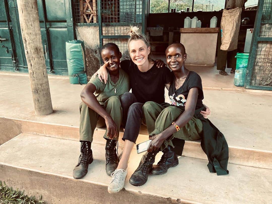 フィービー・ダールのインスタグラム：「Missing these badass women who have devoted their lives to the protection and rehabilitation of elephant calves. I was lucky enough to work alongside them while I was in Kenya, preparing the milk every 3 hours, getting to know them, their families and each of the 14 elephants quirky personalities. 🐘 @r.e.s.c.u.e.  Reteti is empowering young Samburu women to be the first-ever women elephant keepers in all of Africa. At first, the community didn’t think there was a place for women in the workplace. Now, the success of these women elephant keepers is unlocking new possibilities, setting a powerful example for young girls hoping to pursue their dreams. It’s also changing how the community relates to elephants. Schoolchildren who have never seen an elephant before or who were afraid of elephants visit Reteti and experience these elephants up close, and they realize they can grow up to be a veterinarian or an elephant keeper.」
