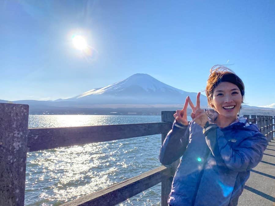 西谷綾子のインスタグラム：「✴︎ 大好きな富士山🗻 見ると元気でるーー🙌☺️✨ 風が冷た〜いぃ😂🌤 ・ 2012年 彩乃ちゃんと山頂まで登った記憶は 今でも鮮明に覚えていて富士山見るたび 感動した気持ちが蘇る❣️✨ ・#ご来光 #🌅 #山中湖 #富士山 #日本一 #空 #傘雲 #雲 #自然  #富士山が好き  #mtfuji #newbalance」