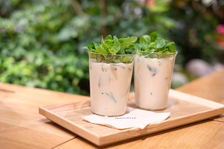 のインスタグラム：「innisfree GREEN CAFE🌱 mint milk teaは、ストロー使って❤️❤️🥺 #innisfreeGREENCAFE#innisfreeCAFE#明洞#韓国#韓国カフェ」