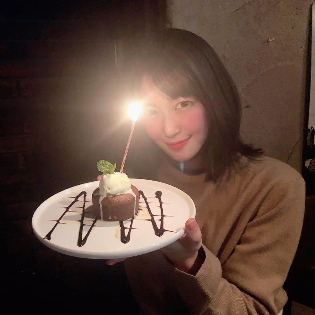加村真美のインスタグラム：「ひとつ歳を重ねました！ 皆さんたくさんのメッセージありがとうございます！  高校の同級生が日付け変わったタイミングでお祝いしてくれてしあわせ♡」