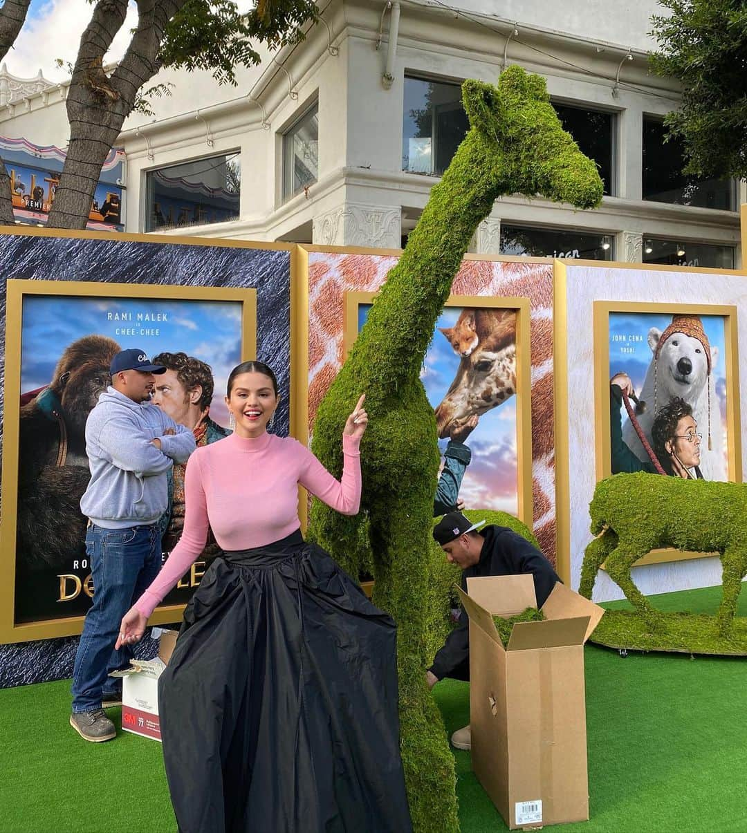 セレーナ・ゴメスさんのインスタグラム写真 - (セレーナ・ゴメスInstagram)「Had so much fun at the @dolittlemovie premiere this morning 🌸🦒 oh and I play a giraffe. Comes out 1/17!」1月12日 9時49分 - selenagomez