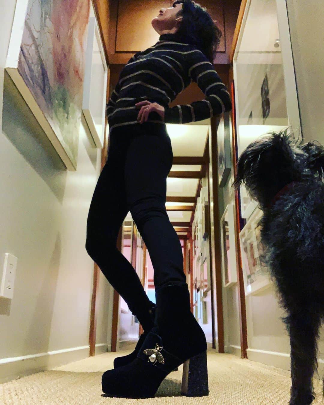 リサ・エデルシュタインさんのインスタグラム写真 - (リサ・エデルシュタインInstagram)「Banana and I just casually admiring my husband’s painting. I am wearing my favorite secondhand #boots. #sparkles」1月12日 9時49分 - lisaedelstein