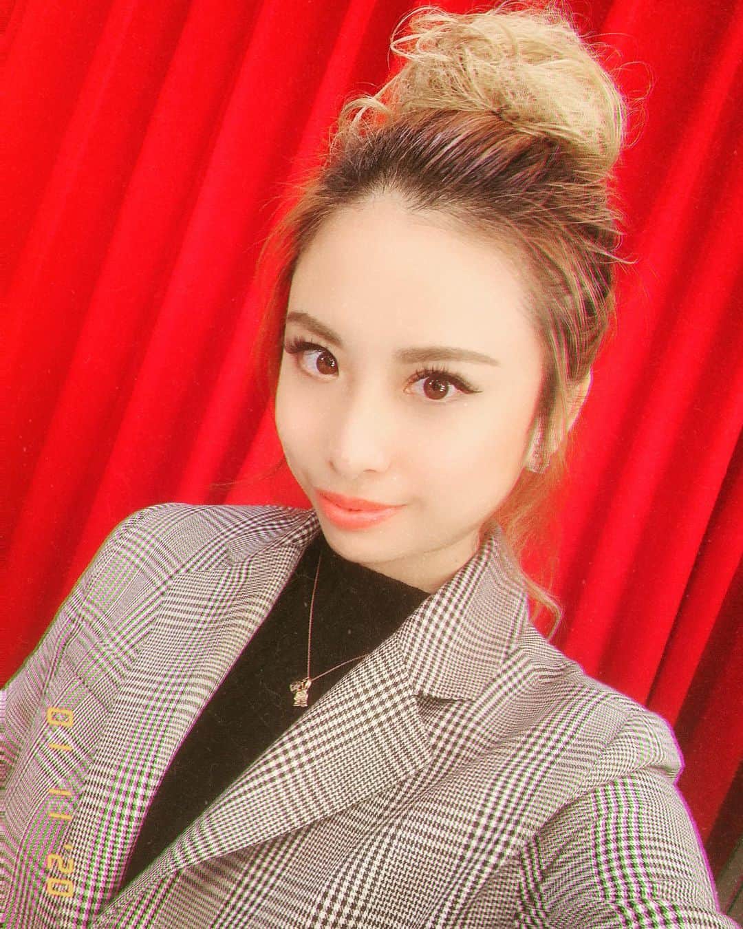 Licanaのインスタグラム：「⭐️HappyNewYear🐭2020⭐️ 昨日は都内でとあるPartyでのお仕事で 2020年一発目のLIVEでした🎙 クラブ以外でも色んなところで歌うチャンスをいただけて 感謝です。 . さっ、2020年 どんな1年になるかなー？🥺💭 . 今年はアーティストとしては Licana名義での楽曲リリースは絶対する💋 タレントとしてももう一段階上のステップにあがってもっと知ってもらう！(←実はもう決まってるビックニュースはある🤫近日発表😏🔥) . ほんで...痩せる！ww お正月に久しぶりに体重計に乗ったら 自分自身人生初の体重数字を叩き出しててひいたw . とまー2020年も元気にスタートをしてます😃✌️ . 2020年ライブもまたupしていくね🔊 今年は色んなところにいきたい✈️ 行った事ない所も行ったことある所も歌いにいきたい🥺🥺🥺🥺 全国各地のオーガナイザー様よろしくお願い致します❤️ . 今年もみんなにとって 素敵な1年になりますように...🥰🙏🏼✨ . . .  #2020 #happynewyear  #singer #music #Live #Love #Tokyo #Osaka  #Licana #JAPAN #JAPINA #keepsmiling #yolo」