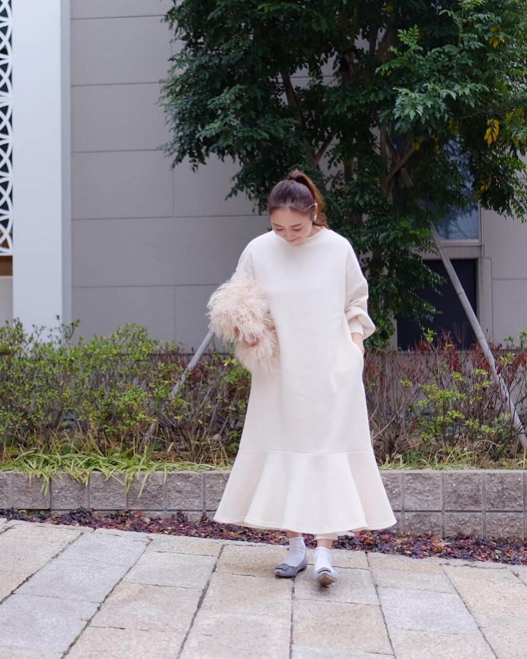 Keikooooooのインスタグラム：「こんばんは。久々ワンピです♡ @birthdaybashshop で買ったワンピース👗 授乳してるしホワイトだしなぁと悩んだけど🤭 イベント用に😆🌟裏起毛で暖かいし可愛いよ♫ #ママコーデ #ワンピース #birthdaybashshop #dress_accessory  @ebure_official @dress_accessory #ebure」