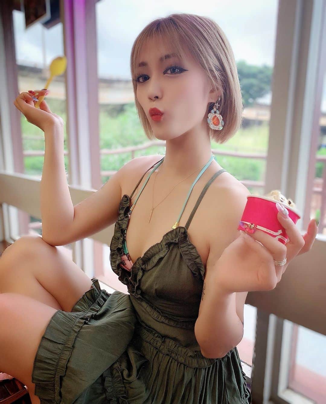 のインスタグラム：「. Ice cream time🍨I love chocolate chips🍫 . #hawaii #honolulu #trip #dress #icecream #dessert #sweets #bob #shortbob #blondhair」