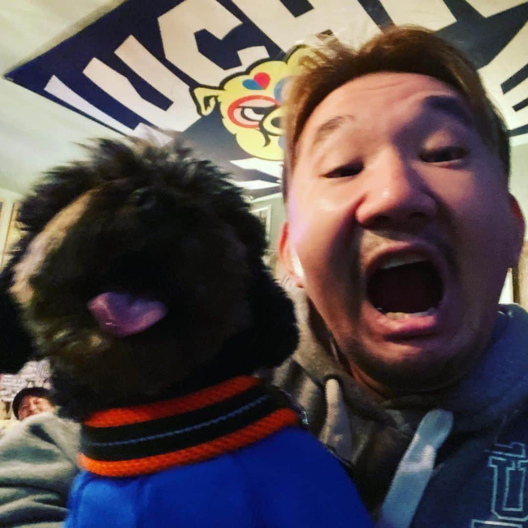 植田朝日のインスタグラム：「🐶🐶🐶﻿ ﻿ ウィリアンくん♂と男同士サシ飲みっす！w﻿ ﻿ オレはコーラ、ウィっくんは水だけどな。苦笑﻿ ﻿ たまには良いね。﻿ ﻿ #愛犬家 #ダニーロ軍団」