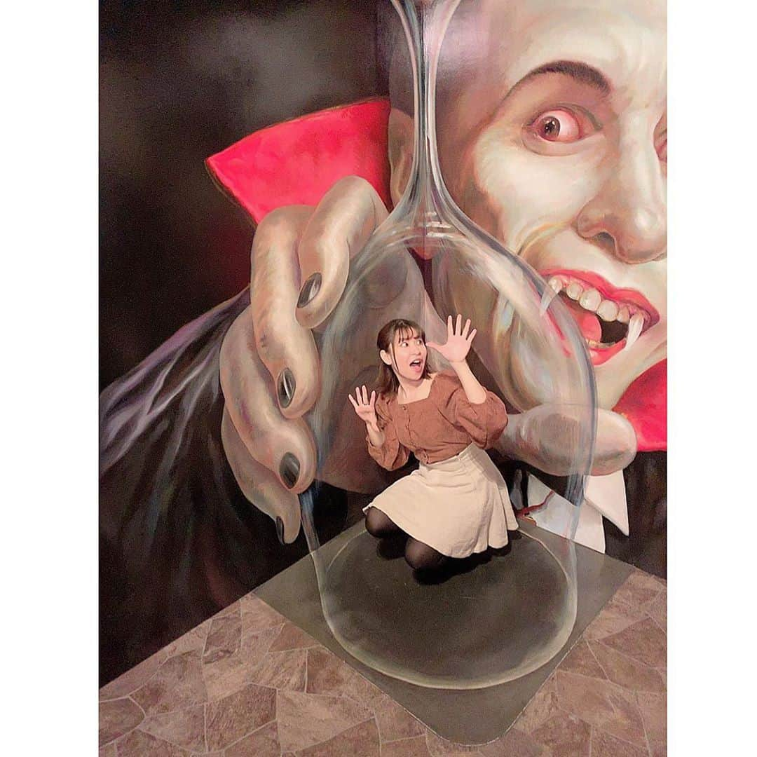 上村彩子さんのインスタグラム写真 - (上村彩子Instagram)「謎解きに、トリックアート美術館に行ってきました💡 . ファミリー向けの謎解き？だったのもあって20分くらいで謎解きは完了して トリックアートを楽しんできました✨ . トリックアートって楽しいよね！ なんでこんなに写真になると立体的になるんだろう💕 お台場にあるから気軽に行けるのも嬉しい🙌 . 今月は新たなボイスサンプルも録る予定❣️ そして新たなシナリオや制作のお仕事が始まりそうな予感。 がんばるぞ👊 #東京トリックアート迷宮館」1月12日 20時45分 - ayako_uem