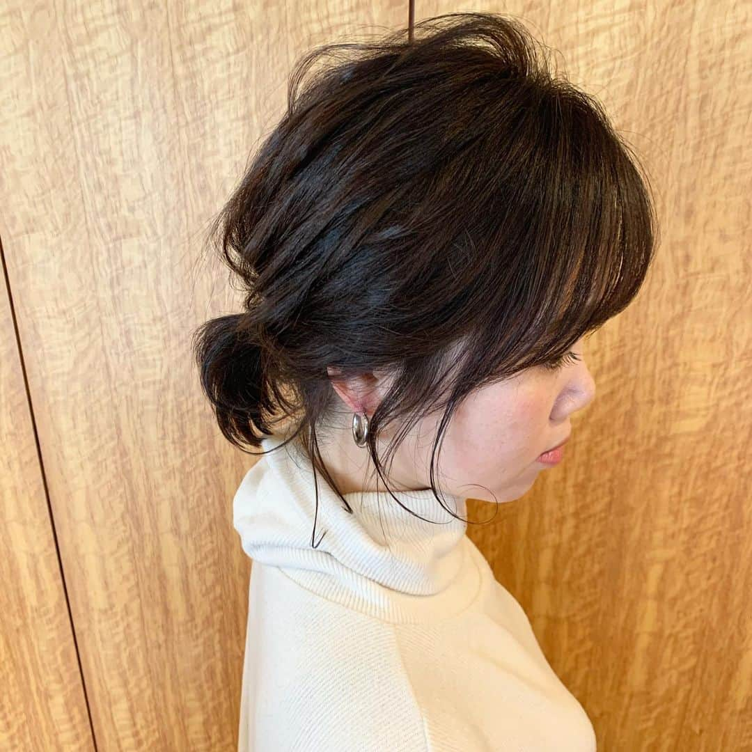 YU-U（工藤由布）さんのインスタグラム写真 - (YU-U（工藤由布）Instagram)「ヘアゴム1本のゆるアレンジ✔︎ 本を読んでくださってて、でも思ってる形になかなかなれなくて 巻かなくても束ねるだけでわたしの頭だとオシャレにならないのかな🤔と思っていたと☝🏻 縮毛矯正もしてる歴があるので後れ毛と毛先だけワンカールして表面は崩しただけ🤗 鏡を見せたら『あ！これ！この形！！巻いてないのに束感でたー！」って目をまん丸にして😳 すっごいルンルンになってくれました🥰 誰にでも似合う高さや崩し方、あります☝🏻 雑誌で見るような髪にもなれますよ✨ 余裕がある時にでも体感したこの感じ、忘れないうちにお試しくださいね❤️ 次回成長をチェックしまーす😛 ・・・ #ヘアアレンジ #uアレンジ #ボブアレンジ #hairarrange #ひとくせポニー #アイロンなしアレンジ #ポニーテール #ヘアゴム1本のゆるアレンジ」1月12日 19時13分 - nyan22u22nyan