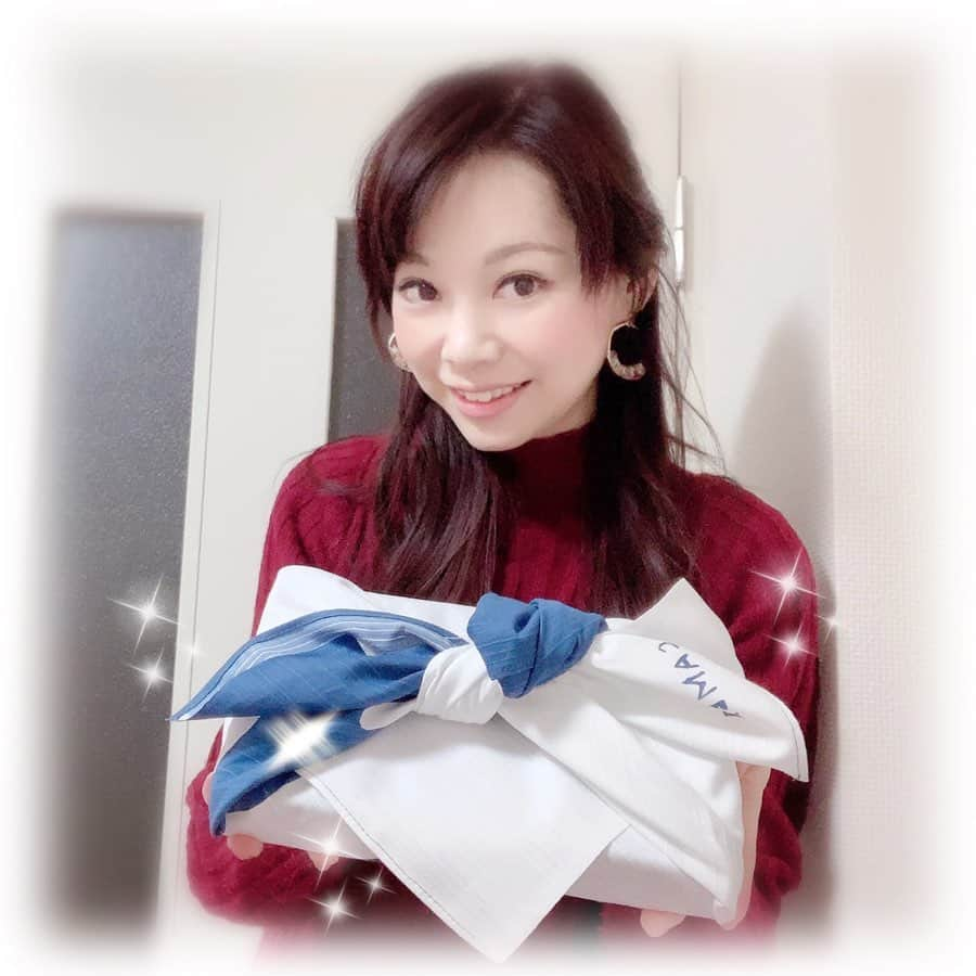 柴本愛沙さんのインスタグラム写真 - (柴本愛沙Instagram)「🎁 京都駅などで買える 京都ブラックサンダーをお土産に♡ 新年らしく風呂敷に包んで持って行きました。  風呂敷は、ポンパレモールで売っている 「ふろしき百花店」のもの。 167人のクリエイターと京都の職人とともに、 手捺染でひとつひとつ染めた、 オリジナルの風呂敷でどれも素敵なんです☆  ここで購入することで 未来を担う子どもたちの支援につながる、 リクルートさんが実施している チャリティープロジェクトです。  展覧会は12月に終わってしまったけど、 ポンパレモールでは1月末まで販売してます♪  #ふろしき百花店 #pr #charity #forchildren #チャリティー #チャリティーイベント #ふろしき #風呂敷 #セーブザチルドレン #寄付 #子供たちへ #ポンパレモール #167人 #クリエイター #京都の職人 #手捺染 #オリジナル #つつんだり #広げて飾ったり #敷いたり #七変化 #便利 #便利グッズ #中身は #京都土産 #美十グループ公式アンバサダー #ブラックサンダー #抹茶  #京都」1月12日 19時20分 - aisa_shibamoto