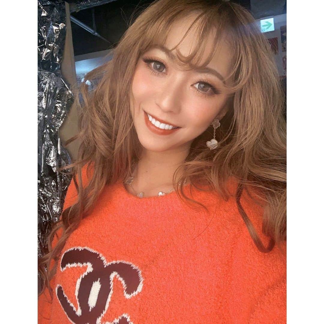 葉月樹里のインスタグラム：「髪のびた〜🦹‍♀️👏 . . .  #葉月樹里 #soiréeine #ソワレーヌ #スタジオのライトばちばちある前で撮ったらダレみたいなんなってるやん #それそれー #chanel #シャネル #vancleefarpels #ヴァンクリ #エクステつけたお #スーパーロング」