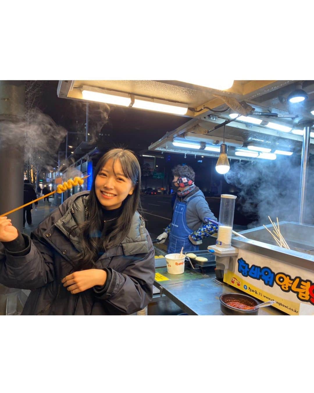 白間美瑠さんのインスタグラム写真 - (白間美瑠Instagram)「大好きな衣装さんと韓国へ❤️ 夜の屋台ご飯美味しかった！ ・ 寒すぎました。。。」1月12日 19時30分 - shiro36run