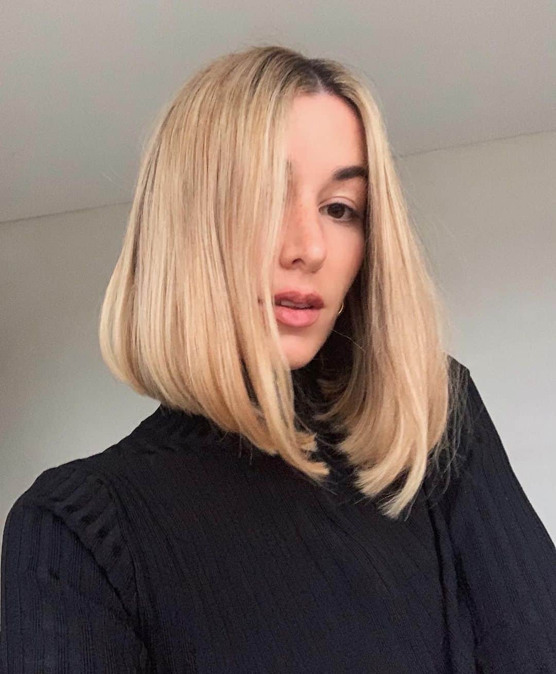 カルメン・ハミルトンのインスタグラム：「New year, new hair, new me 💁🏼‍♀️ @renyaxydis」