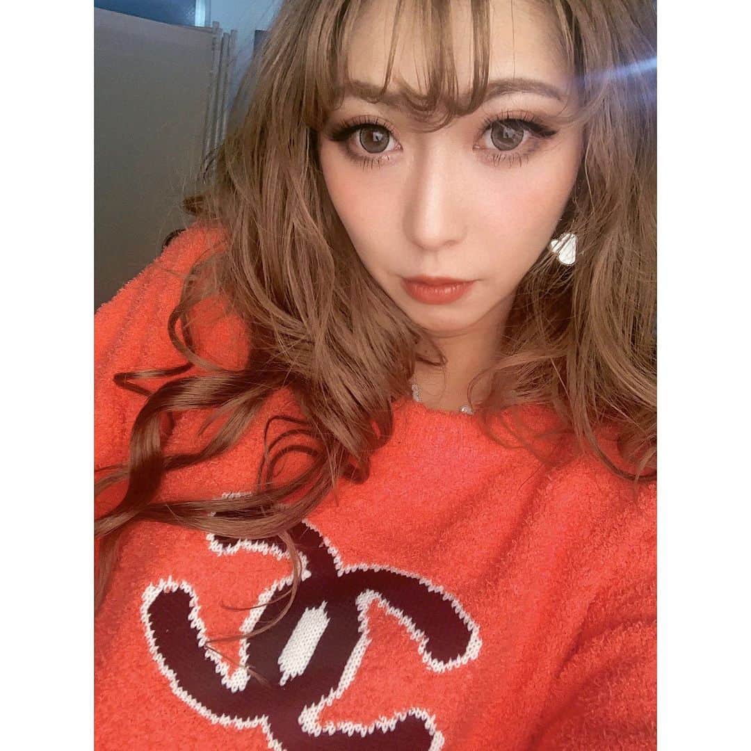 葉月樹里のインスタグラム：「髪のびた〜🦹‍♀️👏 . . .  #葉月樹里 #soiréeine #ソワレーヌ #スタジオのライトばちばちある前で撮ったらダレみたいなんなってるやん #それそれー #chanel #シャネル #vancleefarpels #ヴァンクリ #エクステつけたお #スーパーロング」