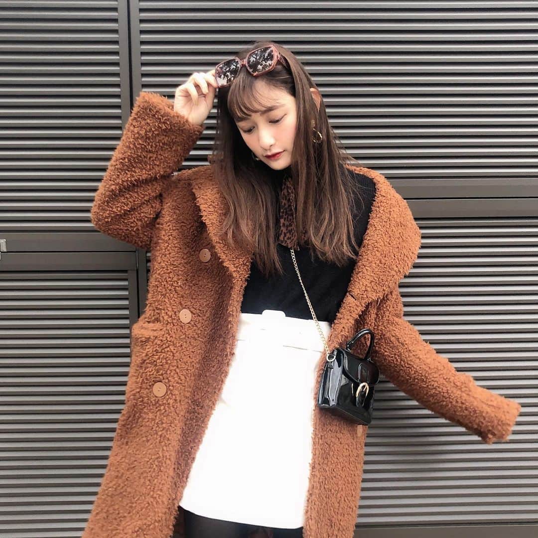 のインスタグラム：「ぶらうん🍂 . プチプラの日だよ〜 ． ． outer  #EMODA tops  #necodesign  skirt  h&m ． ． #fashion#code#coordinate#コーデ#コーディネート#プチプラ#プチプラコーデ#私服#きゃのんコーデ」