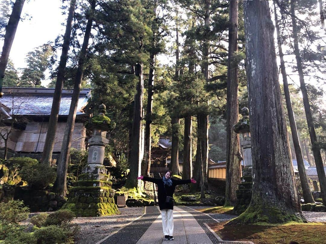 藤井美加子さんのインスタグラム写真 - (藤井美加子Instagram)「☆﻿ 禅の里 永平寺🇯🇵﻿ ﻿ ゴミや埃一つない廊下や階段はピカピカに磨き上げられ、すれ違う雲水の凛とした佇まいが印象的でした。ゴミ箱を「護美箱」と書いて美しさを護るのですね。 ﻿ ﻿ ﻿ #三木美加子#旅#美しく生きる#女優#美肌食マイスター#アンチエイジングアドバイザー#永平寺#北陸#福井　﻿ #trip#tripfashion#tripgram#actress#temple#photography#japantrip#japanphotography#japantravelphoto#japantravel」1月12日 19時35分 - mikako_miki