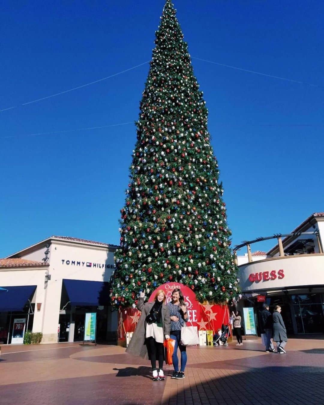 小林涼子さんのインスタグラム写真 - (小林涼子Instagram)「. クリスマス終わった後だったけれど 沢山のツリーが見れたよ🎄 こんなに大きいのに本物の木で出来ていたり、 全部本物のお花だったり…可愛いすぎた💘 シェイクもハンバーガーもアメリカンBBQも 好きすぎて毎日食べ過ぎちゃった 🍴 #語学勉強 #ホームステイ #ロサンゼルス #la #beach #sandiego  #balboaisland #orangecounty #santaana #irvine #drive #미국 #미국여행」1月12日 19時36分 - ryoko_kobayashi_ryoko