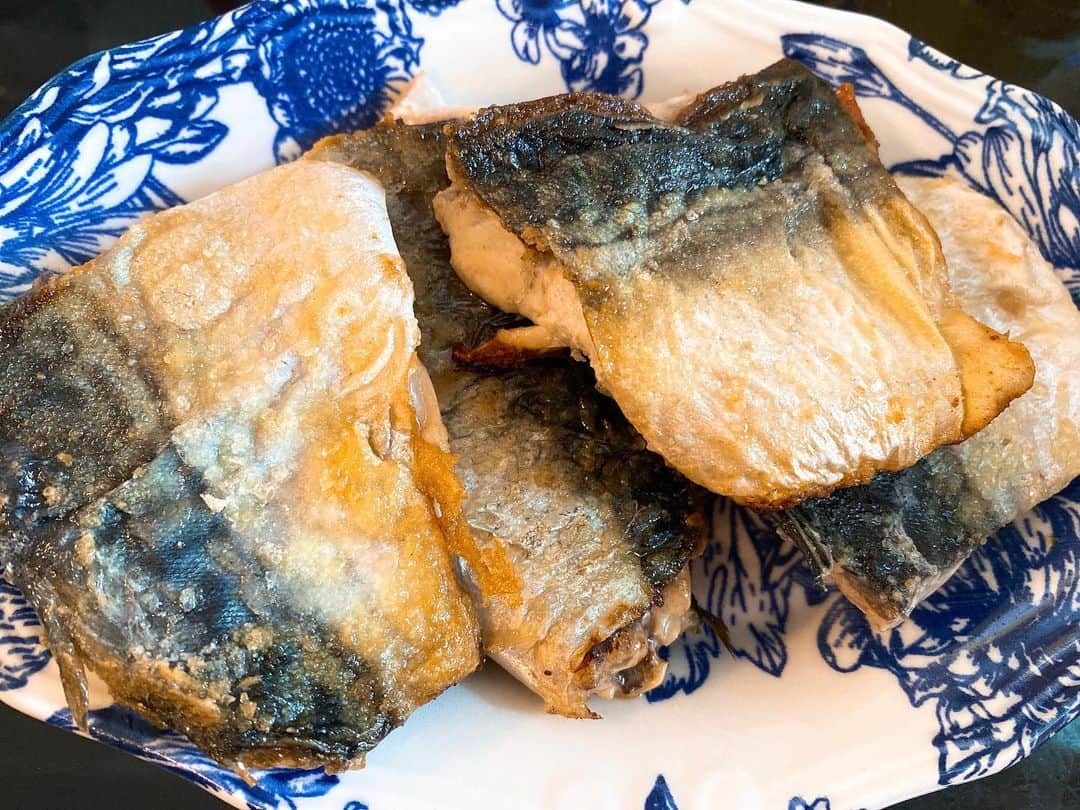 里美ゆりあのインスタグラム：「サバを塩焼きに\( ¨̮ )/ 沢山食べすぎて軽いフィスタミン中毒に笑 さぁ、ジムで2時間みっちりトレーニング終えてグルメ会へ。 #サバ #塩焼き #刺身」