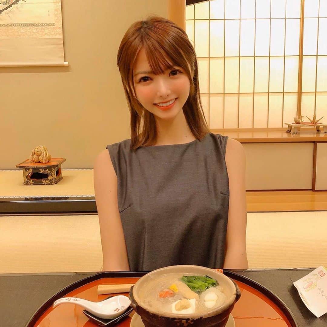 岡田栞奈のインスタグラム：「先日2020年1月11日に 結婚2周年を迎えました💍🌹 ・ ・ ・ お祝い御膳はミシュラン二つ星獲得の 名店「醍醐」さんへ💕 ・ ・ ・ 日本庭園を眺めながら頂く 精進料理は最高でした🌖🎍 ・ ・ ・ 本当に1年1年過ぎるのが あっという間で、 夫婦共に成長している 毎日がありがたいです。 3年目も宜しくお願い致します🙇‍♀️ #結婚記念日#藁婚式#2周年#1月11日#お祝い#精進料理#醍醐#愛宕#ミシュラン二つ星#dinnertime #family #love #thankyou #yummy #vegan #vegetarian #japanesefood」