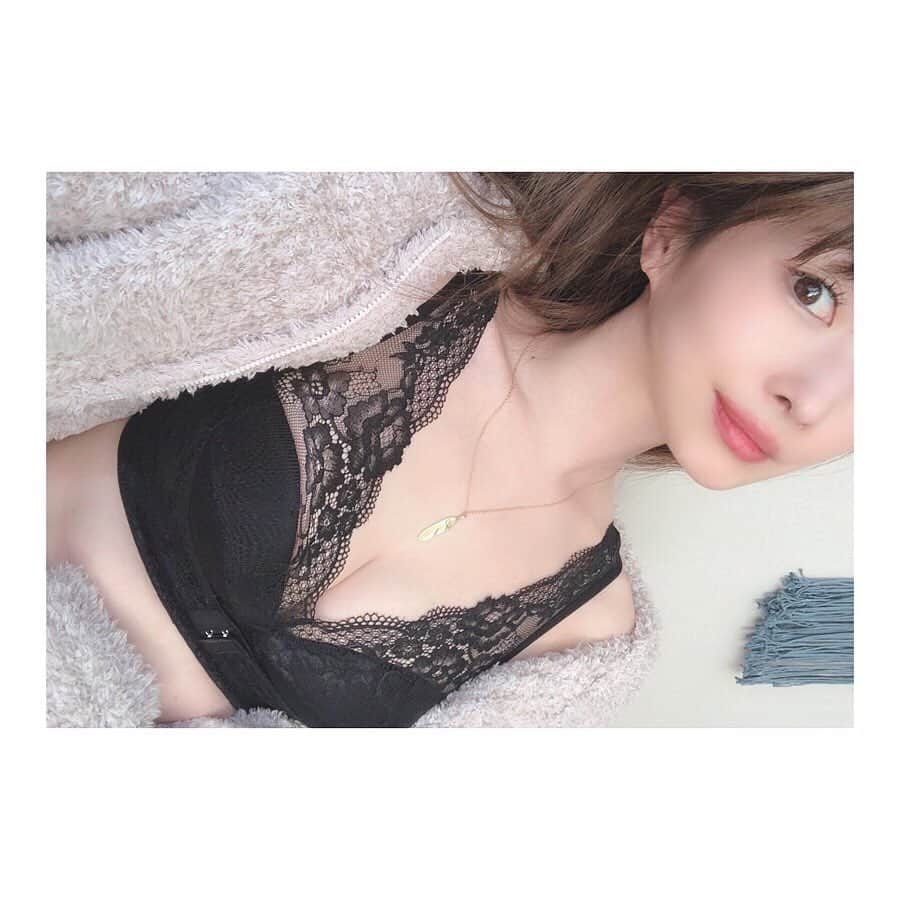 *✭ᏋണᎥ✭*さんのインスタグラム写真 - (*✭ᏋണᎥ✭*Instagram)「ㅤㅤㅤㅤㅤㅤㅤㅤ ㅤㅤㅤㅤㅤㅤㅤㅤ ㅤㅤㅤㅤㅤㅤㅤㅤ ノンワイヤーでとってもやわらかいつけ心地の  @lulukushel  ㅤㅤㅤㅤㅤㅤㅤㅤ しっかりホールドしてくるから 寝る時だけじゃなくて 私は日中も使ってるよ☺️ ㅤㅤㅤㅤㅤㅤㅤㅤ ㅤㅤㅤㅤㅤㅤㅤㅤ フロントホックで谷間メイクしてくれて シルクアミノ酸加工のおかげでお肌が乾燥しにくいの😍 ㅤㅤㅤㅤㅤㅤㅤㅤ 育乳はしたいけど、締め付けるとストレスだから やっぱり付け心地って大事♪ ㅤㅤㅤㅤㅤㅤㅤㅤ おすすめ☺︎ ㅤㅤㅤㅤㅤㅤㅤㅤ  #くつろぎ育乳ブラ　#ナイトブラ　#育乳　#lulukushel　#育乳ブラ　#ルルクシェル」1月12日 19時55分 - emiliopucci__