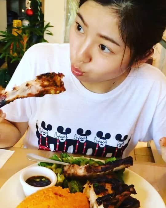 のインスタグラム：「最近あまり写真を撮ってなくて。  母から送られてきた もぐもぐ スペアリブを食べている楽々  しか載せて みんなが喜んでくれそうなのがなかった、、、笑  元気にやっております！！ と言いながら今日は少し体調が優れず、、 今は体調を崩しやすい時期なのかな、、 みんなも気をつけてねっ😌」