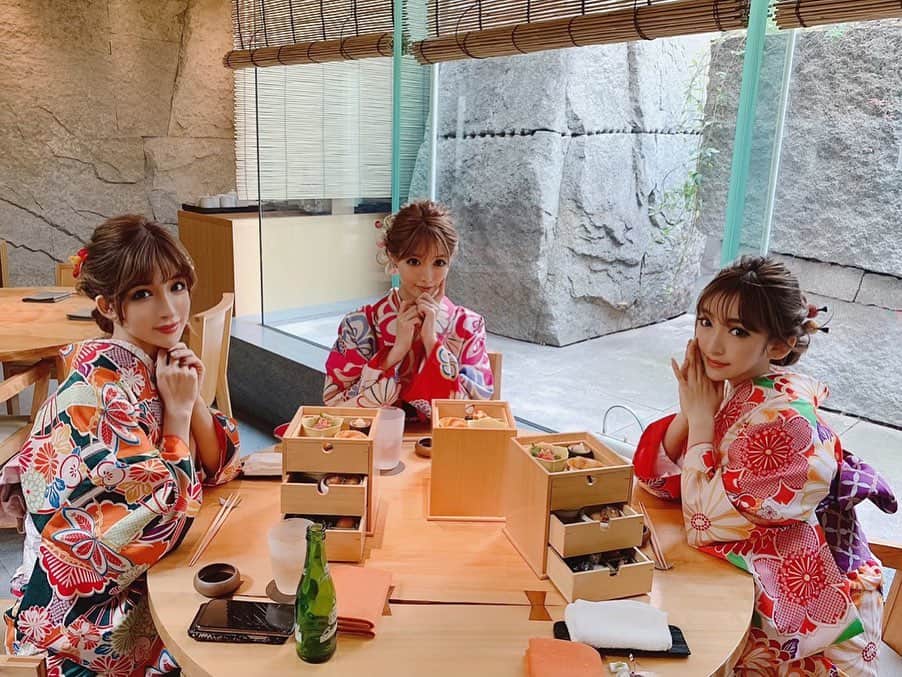 杉山佳那恵さんのインスタグラム写真 - (杉山佳那恵Instagram)「ちゅーーー🐭🐭🐭💕 ハイアットでお食事して大満足✨✨✨ ・ 一緒にいたら楽しくて成長させてくれる2人に本当に感謝💗 2020年も我々をよろしくお願いします。笑 ・ ・ #2020#kimono#japan#初詣#成人#おめでとう」1月12日 19時51分 - kanaxxy_0421