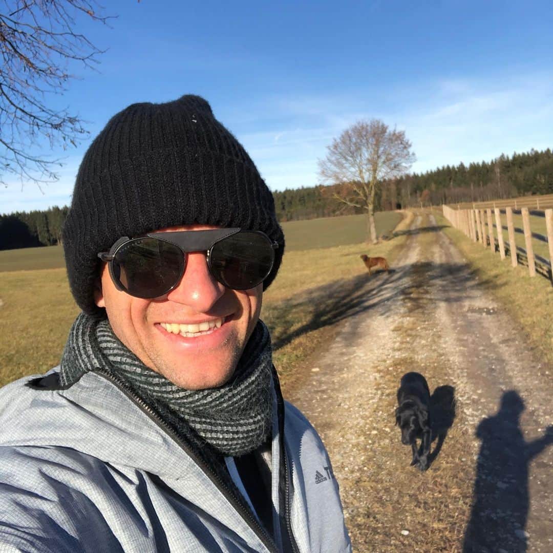 トーマス・ミュラーのインスタグラム：「Taking a deep breath after a tough week 🏋️‍♂️🥵 Looking forward to @bundesliga_en ⚽️😎 #doingnormalthings #dogs #familytime #homesweethome #sundaymotivation #waseinwetterchen😎☀️」