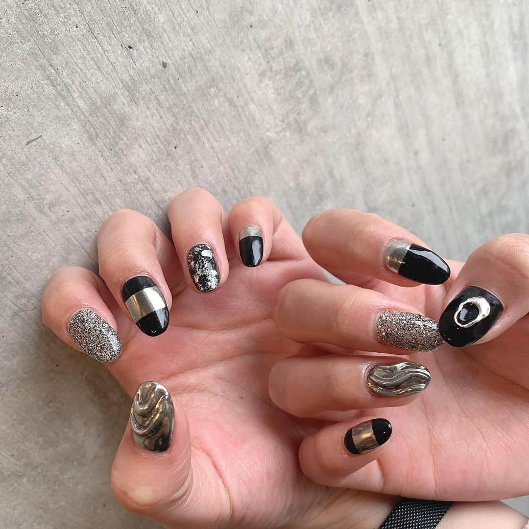 RUBY&ONYX by Kanako Miuraのインスタグラム：「black🖤🖤🖤🖤 ・ ・  1/14 12:00〜.18:00〜 1/15 12:00〜.14:30〜.17:00〜.18:00〜 1/16 18:00〜  ご案内可能です💡 お子様もお隣に座れるルームや個室もございます💡 ・ ・ 🌿月額制もやってます🌿 ○プレミアム会員(ハンド&フット)¥29,800(税抜)・ ○ハンドレギュラー会員¥14,800(税抜)・ ○フットレギュラー会員¥14,800(税抜)・ ・ それぞれ全てのメニューが月に何度でもご利用頂けます。  ご予約、お問い合わせはDMまたは 0354595882 LINE ID：@ rubynail までお気軽にどうぞ💫  #daikanyama#nailsalon#nail#gelnail#rubyandonyx#handnail#mode#cool#studs#menscare#ART#winternails#メンズネイル#メンズケア#定額制ネイル#通い放題#ジェルネイル#ネイル#ノーサンディング#ショートネイル#代官山ネイルサロン#トレンドネイル#冬ネイル」