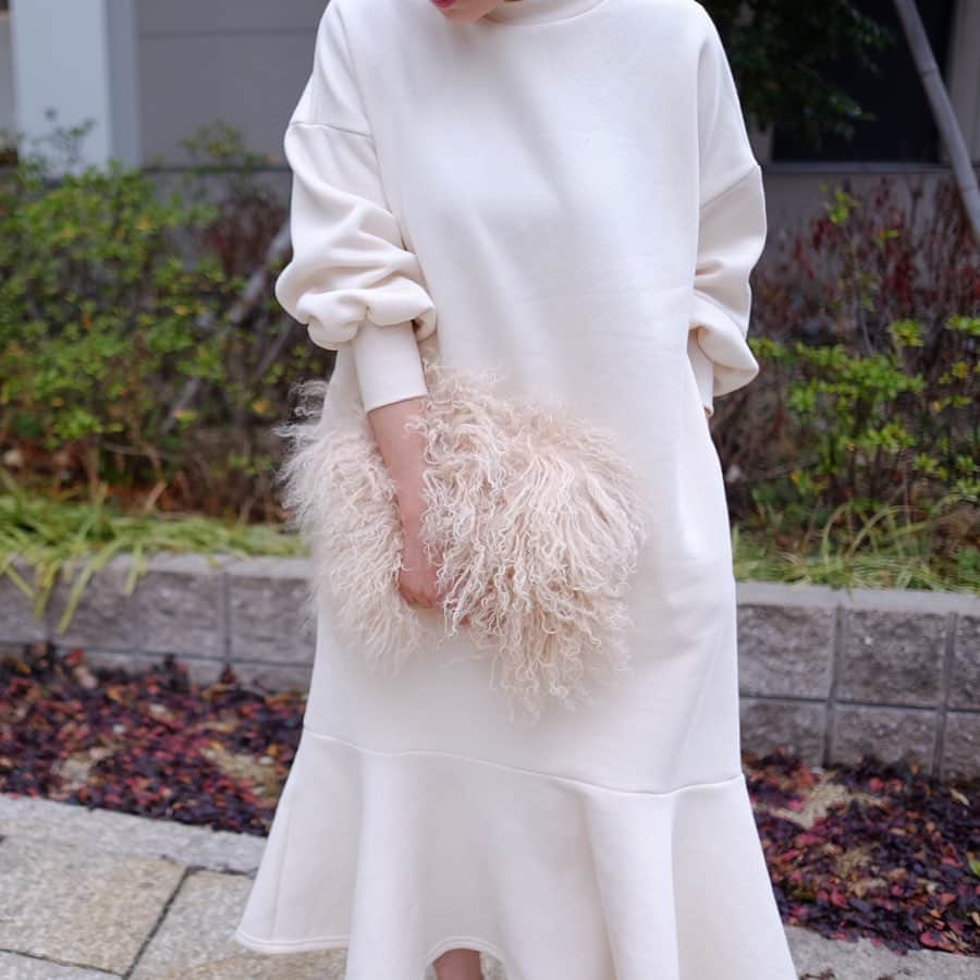 Keikooooooのインスタグラム：「新年会へ連れてったヒツジちゃん🐑 イベント用にGETしたラムファーバッグは3way◎ . @dress_accessory #ラムファーバッグ」