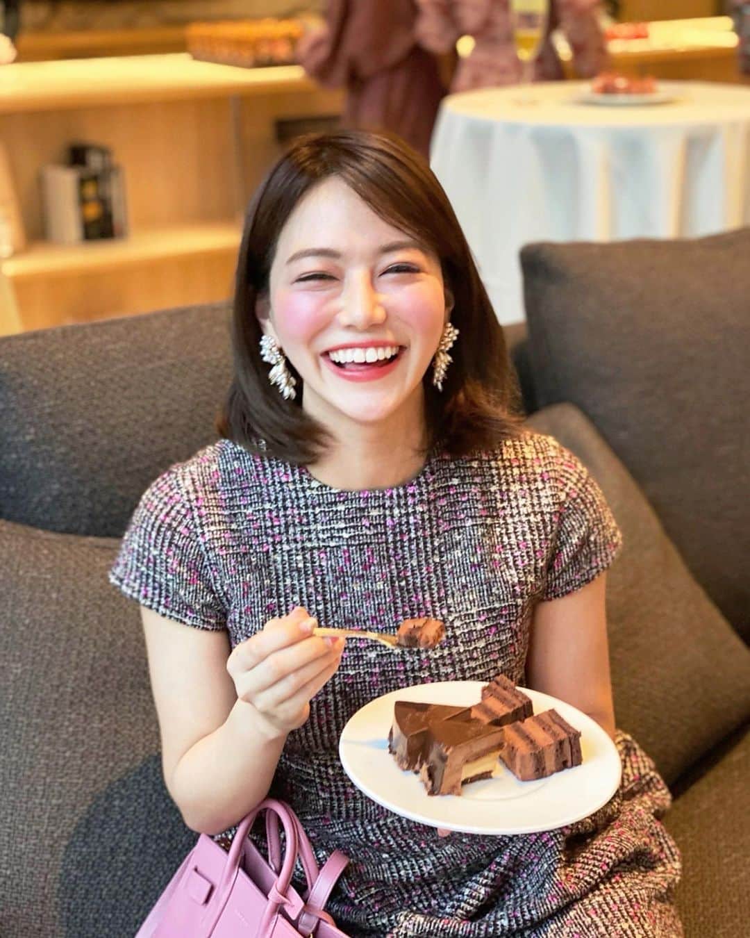 石井里奈さんのインスタグラム写真 - (石井里奈Instagram)「こんばんは💕 . ちょっと早めのハッピーバレンタイン🍫❤️ 大好きな @louange.tokyo のバレンタインコレクションを食べにいってきたよ💕 . くまのケーキが有名で、バレンタインのくまちゃんはなんとチョコを食べてるの🥺🍫❤️可愛すぎる😭😭🍓❤️ . 花束持ってるくまもいて、これはもう逆バレンタイン、一撃必殺チョコ❤️笑　これもらって嬉しくない女性はいないよね🙈🍓🥺 . 可愛いだけじゃなくとっても美味しいので、つい会場で食べすぎちゃった😛😛バチェラーちっくなのもあったよ🌹笑 . 会場で仲良しなみんなに久々に会えて嬉しかったー🎵💕 . 今日もお疲れ様でした❤️ . #ルワンジュ東京 #バレンタイン2020 #louangetokyo #チョコレート #chocolate #チョコ #valentine #valentineday #バレンタインデー #バレンタインチョコ #バレンタイン #valentine2020 #スイーツ #りなまるグルメ #六本木カフェ #バチェラー #プロポーズ #bachelor #rose #薔薇 #花束 #flower #花 #インスタ映えスイーツ #yokochan #bear #くま #teddybear #友チョコ #本命チョコ」1月12日 20時12分 - ri7tin1025