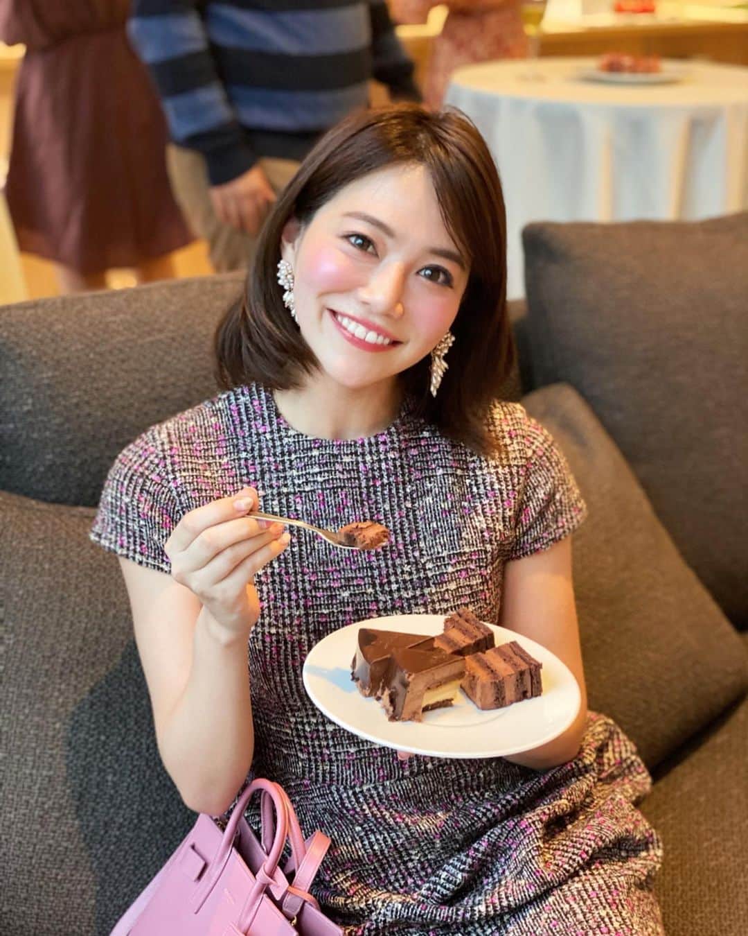 石井里奈さんのインスタグラム写真 - (石井里奈Instagram)「こんばんは💕 . ちょっと早めのハッピーバレンタイン🍫❤️ 大好きな @louange.tokyo のバレンタインコレクションを食べにいってきたよ💕 . くまのケーキが有名で、バレンタインのくまちゃんはなんとチョコを食べてるの🥺🍫❤️可愛すぎる😭😭🍓❤️ . 花束持ってるくまもいて、これはもう逆バレンタイン、一撃必殺チョコ❤️笑　これもらって嬉しくない女性はいないよね🙈🍓🥺 . 可愛いだけじゃなくとっても美味しいので、つい会場で食べすぎちゃった😛😛バチェラーちっくなのもあったよ🌹笑 . 会場で仲良しなみんなに久々に会えて嬉しかったー🎵💕 . 今日もお疲れ様でした❤️ . #ルワンジュ東京 #バレンタイン2020 #louangetokyo #チョコレート #chocolate #チョコ #valentine #valentineday #バレンタインデー #バレンタインチョコ #バレンタイン #valentine2020 #スイーツ #りなまるグルメ #六本木カフェ #バチェラー #プロポーズ #bachelor #rose #薔薇 #花束 #flower #花 #インスタ映えスイーツ #yokochan #bear #くま #teddybear #友チョコ #本命チョコ」1月12日 20時12分 - ri7tin1025