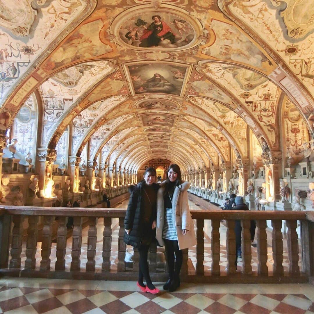 的場絢香さんのインスタグラム写真 - (的場絢香Instagram)「#20191229﻿ ﻿ ミュンヘンレジデンツ👑﻿ ﻿ 1384年〜約500年の間、﻿ バイエルン王家としてミュンヘンを治めてきた﻿ ヴィッテルスバッハ家の王宮として﻿ 使用されていた建物🏰*.﻿ ﻿ 中でも、アーチ型のAntiquariumは圧巻！！﻿ 壁の彫刻も天井画も素晴らしかった…✨﻿ ﻿ 天井のブルーと金の装飾が存在感のある﻿ Ornate Chapelや、﻿ 淡いグリーンがかわいいGreen Galleryなど﻿ とにかくどのお部屋も豪華！！﻿ 見応えありました〜。﻿ ﻿ ___________________________________________ #マトバの海外旅行記 #ドイツ #ミュンヘン #ミュンヘンレジデンツ #ヨーロッパ旅行」1月12日 20時05分 - ayaka_matoba