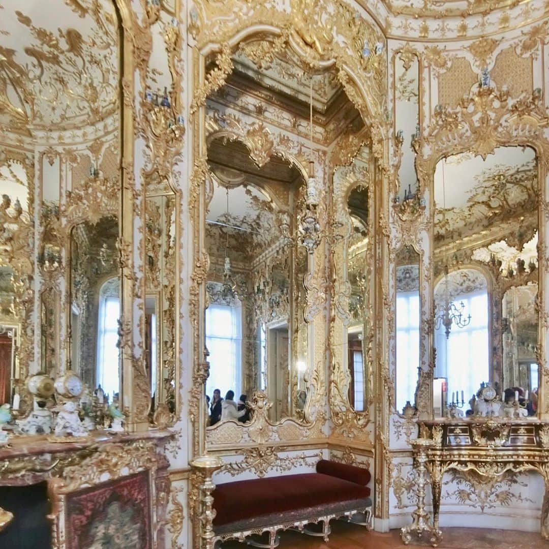 的場絢香さんのインスタグラム写真 - (的場絢香Instagram)「#20191229﻿ ﻿ ミュンヘンレジデンツ👑﻿ ﻿ 1384年〜約500年の間、﻿ バイエルン王家としてミュンヘンを治めてきた﻿ ヴィッテルスバッハ家の王宮として﻿ 使用されていた建物🏰*.﻿ ﻿ 中でも、アーチ型のAntiquariumは圧巻！！﻿ 壁の彫刻も天井画も素晴らしかった…✨﻿ ﻿ 天井のブルーと金の装飾が存在感のある﻿ Ornate Chapelや、﻿ 淡いグリーンがかわいいGreen Galleryなど﻿ とにかくどのお部屋も豪華！！﻿ 見応えありました〜。﻿ ﻿ ___________________________________________ #マトバの海外旅行記 #ドイツ #ミュンヘン #ミュンヘンレジデンツ #ヨーロッパ旅行」1月12日 20時05分 - ayaka_matoba
