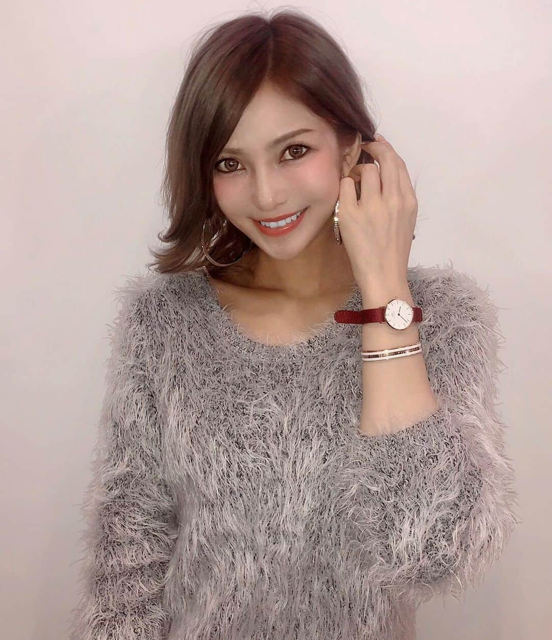 竹村寿美佳（すうちゃま）さんのインスタグラム写真 - (竹村寿美佳（すうちゃま）Instagram)「オートサロン終わって帰って来たよ⸜︎︎︎︎❤︎︎⸝‍ たくさんの方が来てくれて嬉しかったなあ🥰写真送ってください✨  そんな今日は @danielwellington の時計とブレスをコーデに⌚︎💓 新年なので新しくおろしました⸜︎︎︎︎❤︎︎⸝‍🎶 数量限定のレッドアイテム❣️可愛い  ダニエルウェリントンNEW YEARキャンペーンまだ間に合うみたいだよ💡 🎀 Suffolk & Roselynが数量限定で復活して、 🎀 1/13までに、2点以上のご購入で20%OFF（全商品が対象！） 🎀日本限定ギフトラッピング無料 🎀 15％OFFクーポン併用可能  15％OFFクーポンコード：sumika15（2020/03/15まで有効、DW公式直営店舗とWEBショップにて使用可能）  お得だから、クーポンコード入れてみてね🐯◎！ ・https://www.danielwellington.com/jp  _  #ダニエルウェリントン #danielwellington #時計#腕時計#watche#wristwatch#アクセ#アクセサリー#ファッション#コーデ#お正月#新年#撮影#モデル#ハーフ#キャンギャル#レースクイーン#ハーフモデル#メイク#ヘアアレンジ#イメチェン#渋谷#新宿#六本木#大阪#横浜#オートサロン#東京オートサロン#東京オートサロン2020 #オートサロン2020 pr」1月12日 20時09分 - suuchamav3v