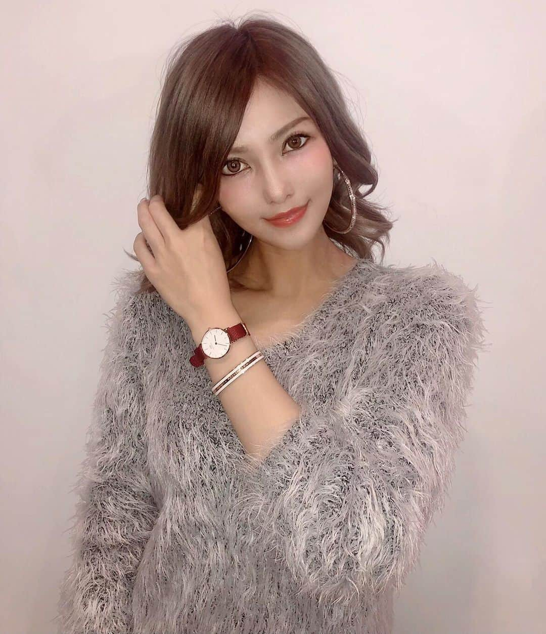 竹村寿美佳（すうちゃま）さんのインスタグラム写真 - (竹村寿美佳（すうちゃま）Instagram)「オートサロン終わって帰って来たよ⸜︎︎︎︎❤︎︎⸝‍ たくさんの方が来てくれて嬉しかったなあ🥰写真送ってください✨  そんな今日は @danielwellington の時計とブレスをコーデに⌚︎💓 新年なので新しくおろしました⸜︎︎︎︎❤︎︎⸝‍🎶 数量限定のレッドアイテム❣️可愛い  ダニエルウェリントンNEW YEARキャンペーンまだ間に合うみたいだよ💡 🎀 Suffolk & Roselynが数量限定で復活して、 🎀 1/13までに、2点以上のご購入で20%OFF（全商品が対象！） 🎀日本限定ギフトラッピング無料 🎀 15％OFFクーポン併用可能  15％OFFクーポンコード：sumika15（2020/03/15まで有効、DW公式直営店舗とWEBショップにて使用可能）  お得だから、クーポンコード入れてみてね🐯◎！ ・https://www.danielwellington.com/jp  _  #ダニエルウェリントン #danielwellington #時計#腕時計#watche#wristwatch#アクセ#アクセサリー#ファッション#コーデ#お正月#新年#撮影#モデル#ハーフ#キャンギャル#レースクイーン#ハーフモデル#メイク#ヘアアレンジ#イメチェン#渋谷#新宿#六本木#大阪#横浜#オートサロン#東京オートサロン#東京オートサロン2020 #オートサロン2020 pr」1月12日 20時09分 - suuchamav3v