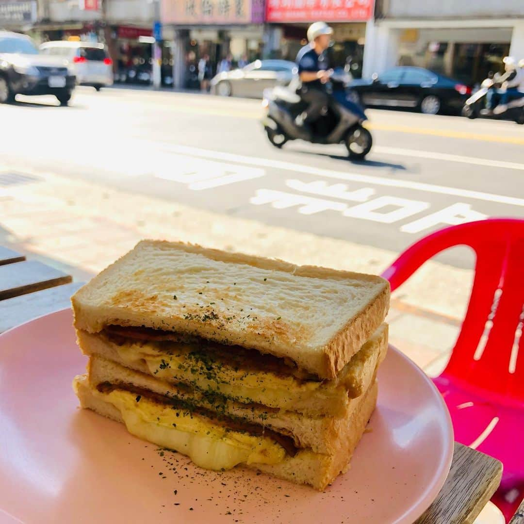 森井ユカさんのインスタグラム写真 - (森井ユカInstagram)「台北には昼過ぎで終わる朝食専門店が多い。よくあるメニューのピーナッツバターベーコンサンド、甘しょっぱいもの好きとしてジャスト好み。季節のドリンク冬瓜茶もパンに合う。（初作早餐） #月イチ台北どローカル日記 #台北東京半々暮らし #台北美食 #台北暮らし #台北旅行 #台北 #台北の朝食」1月12日 20時15分 - yukamorii